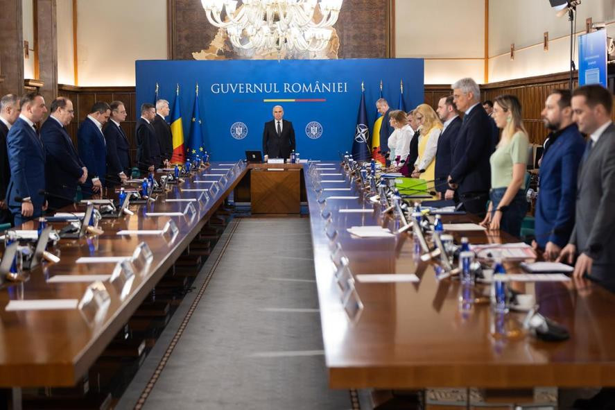 Cum a început astăzi ședința de guvern, în memoria lui Mircea Lucescu!