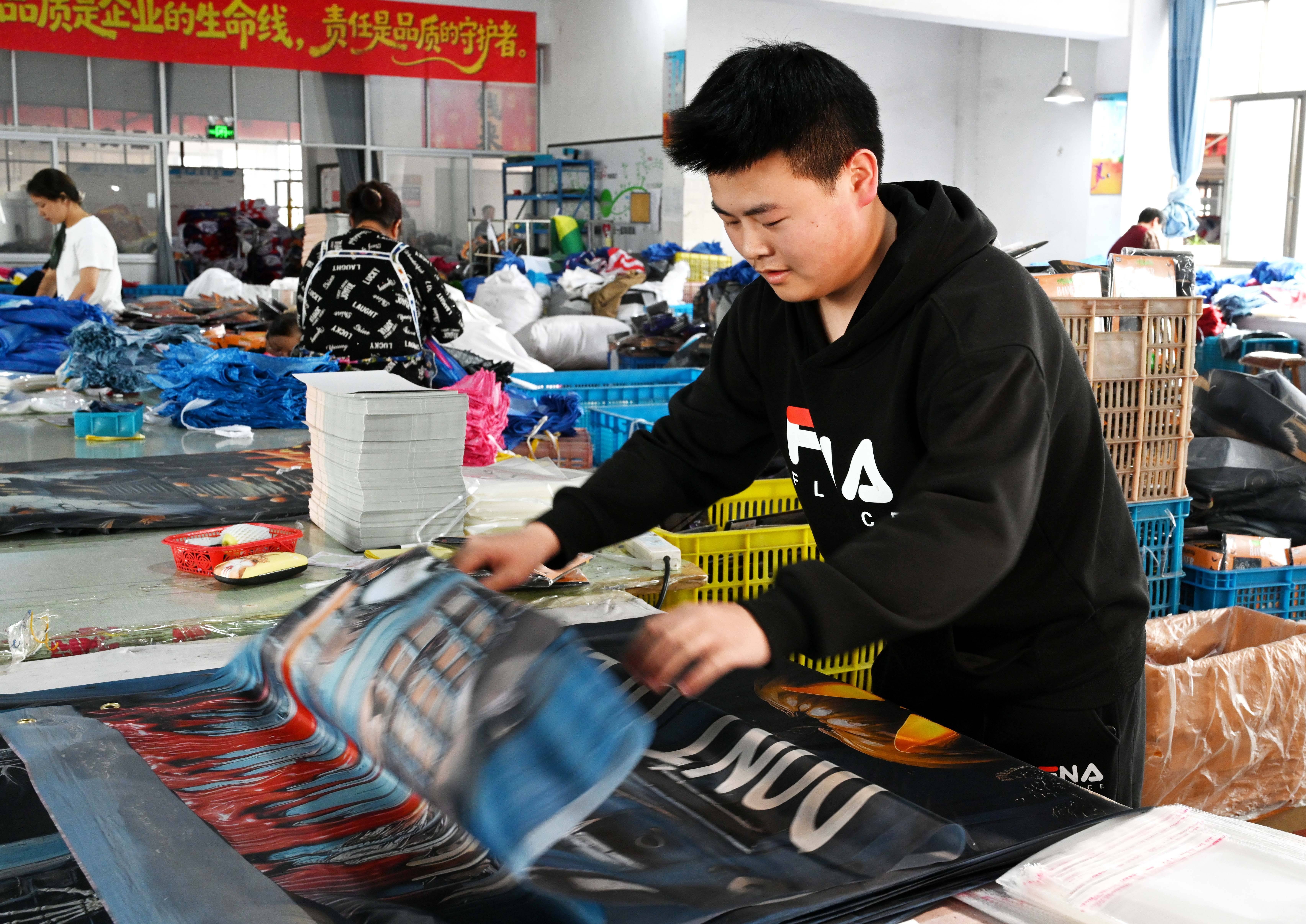 ”Made in China” varianta 2026! Unde au fost confiscate 10.000 de tricouri contrafăcute înainte de Campionatul Mondial