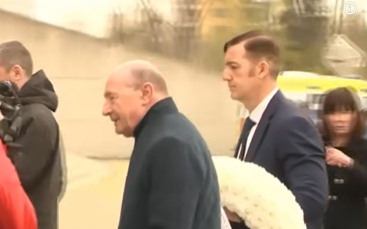 Traian Băsescu a scris un singur cuvânt pe coroana depusă la catafalcul lui Mircea Lucescu