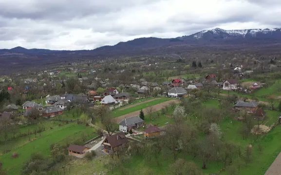 Locul din România care a renăscut după întoarcerea localnicilor din străinătate. Reacția unor francezi veniți în vizită