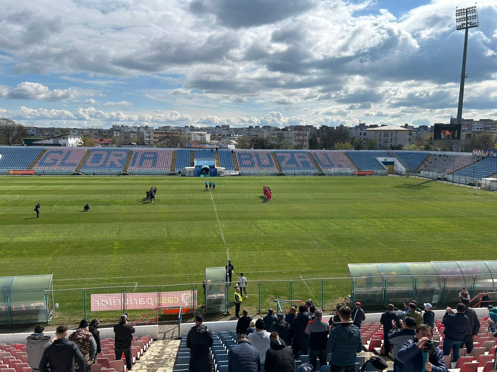 Omagiul adus pentru Lucescu la un meci de Liga 2. Suporterii s-au ridicat în picioare