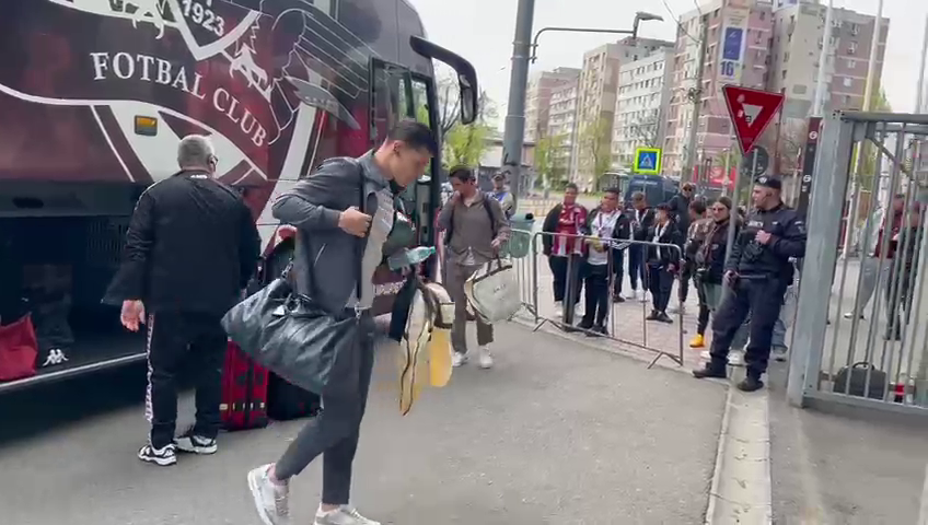 Rapid și FC Argeș au sosit la stadionul din Giulești. Cum arată echipele de start