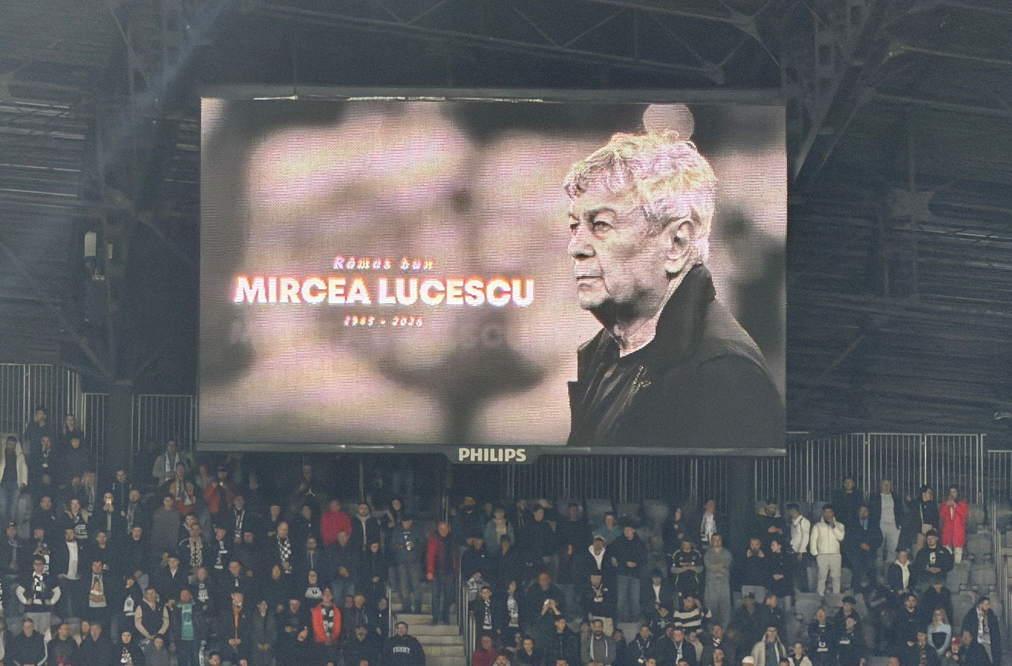 Clujul i-a dat încă o lecție Bucureștiului. Diferență mare în timpul momentului de reculegere pentru Mircea Lucescu