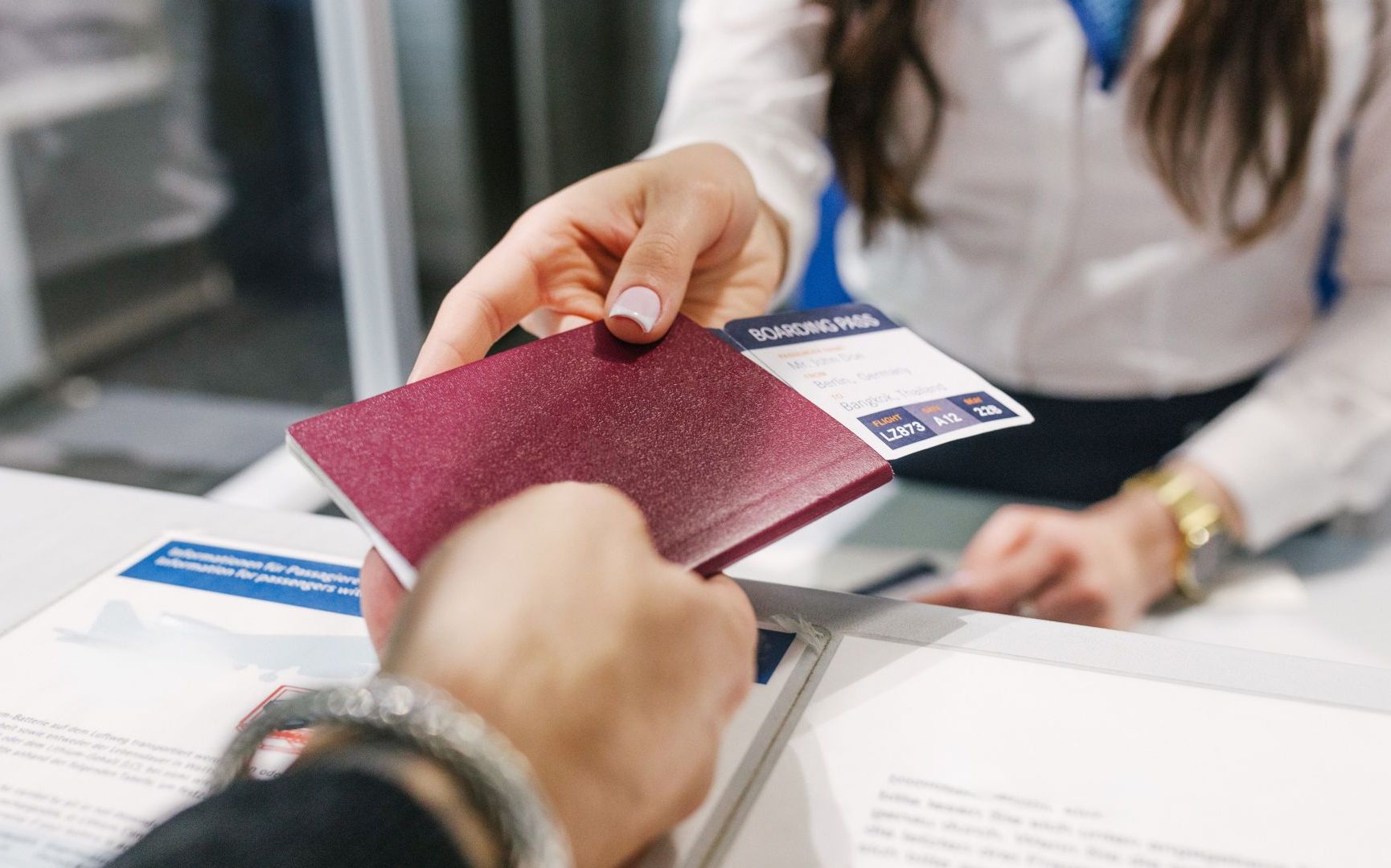 Un român a fost reținut pe un aeroport din Germania când se pregătea să se urce în avion. A plătit peste 3.000 de euro amendă