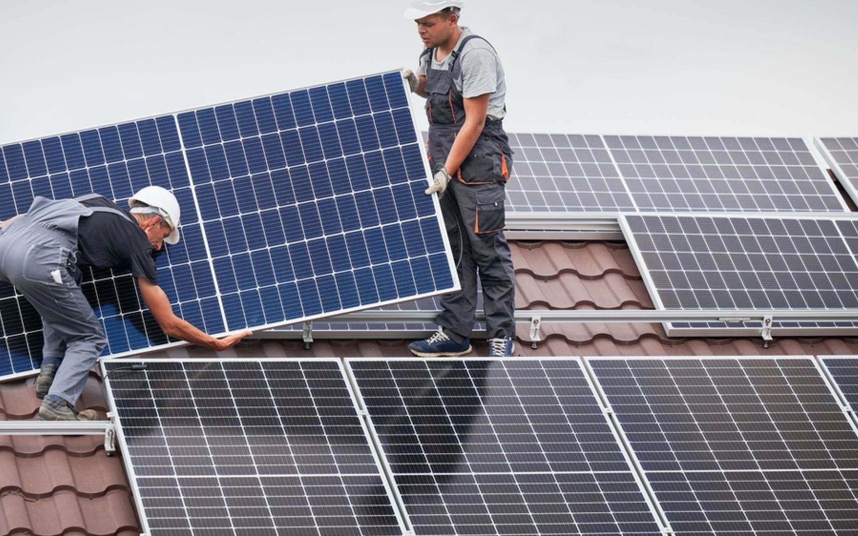 Zeci de mii de panouri fotovoltaice din România sunt deconectate automat în orele de vârf. Cum pierd prosumatorii energie