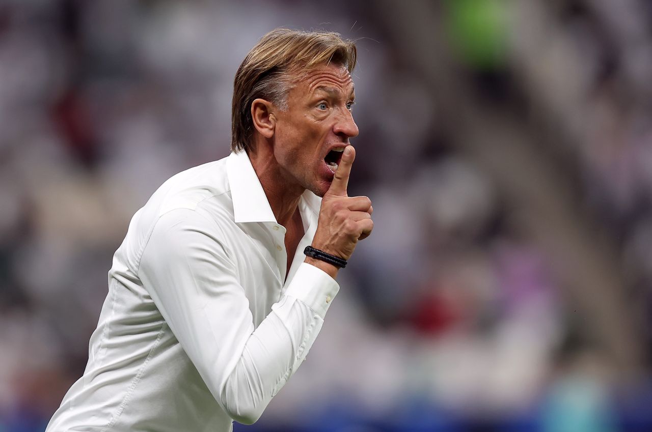 Hervé Renard discutând cu stafful tehnic pe marginea terenului în timpul unui meci amical al Arabiei Saudite înainte de Mondial 2026, demitere selecționer. | sursa foto: Sport.ro Hervé Renard discutând cu stafful tehnic pe marginea terenului în timpul unui meci amical al Arabiei Saudite înainte de Mondial 2026, demitere selecționer. | sursa foto: Sport.ro
