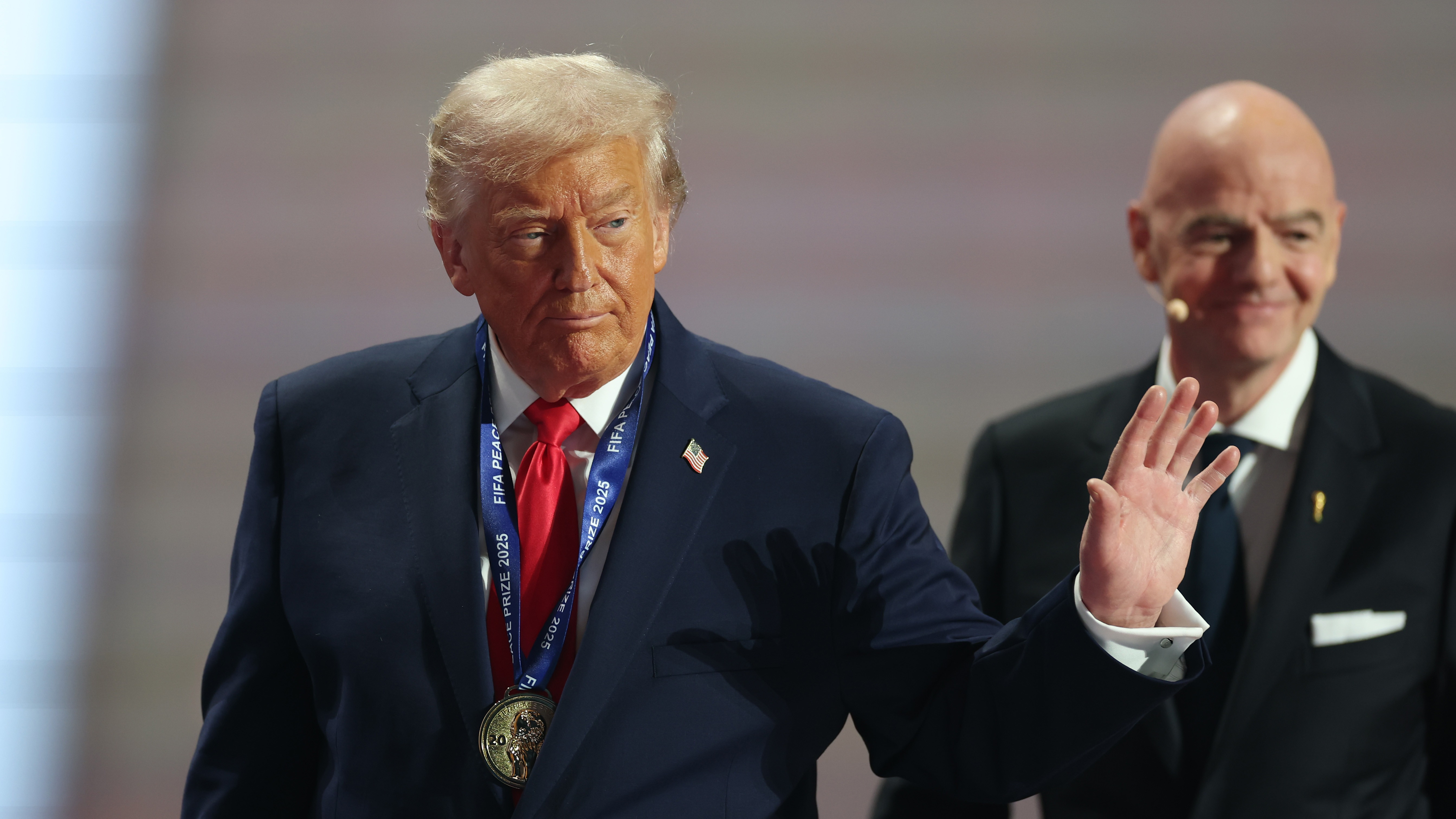 Iranienii au publicat fotografia cu Trump și s-au dezlănțuit la televizor: „O mascaradă! O rușine!“