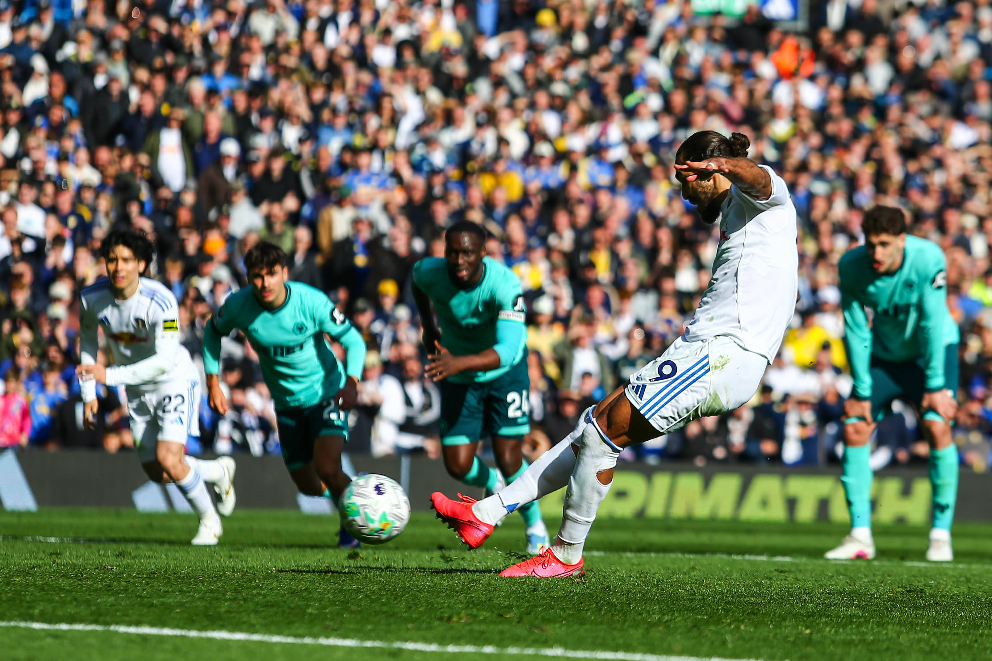 Leeds United - Wolves 3-0. Ultima clasată este 99% retrogradată