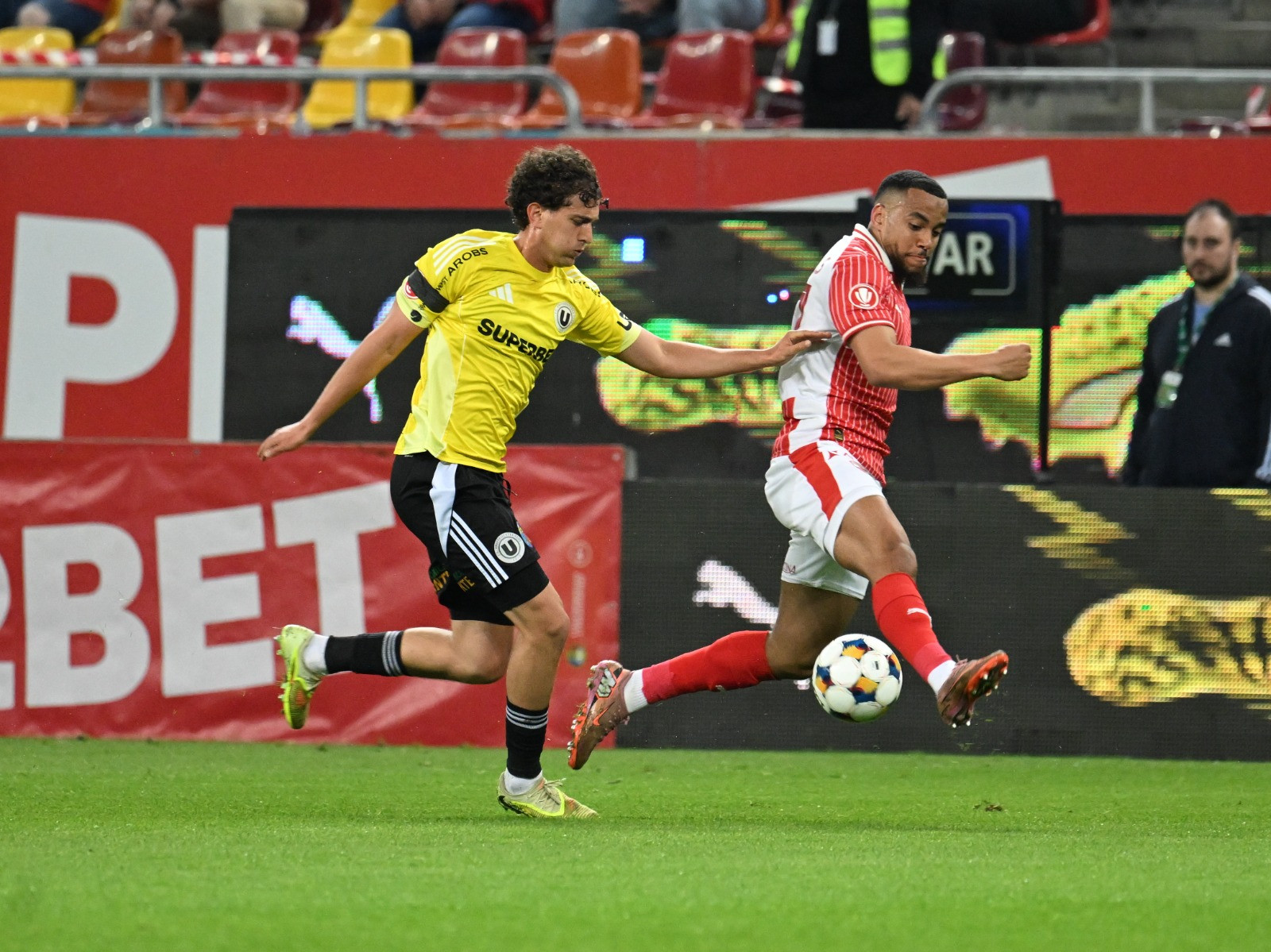 Dinamo - Universitatea Cluj se joacă ACUM: deschidere de scor pe Arena Națională cu un gol superb