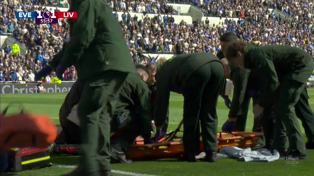 Lovitură pentru Liverpool! A fost scos pe targă din derby-ul cu Everton