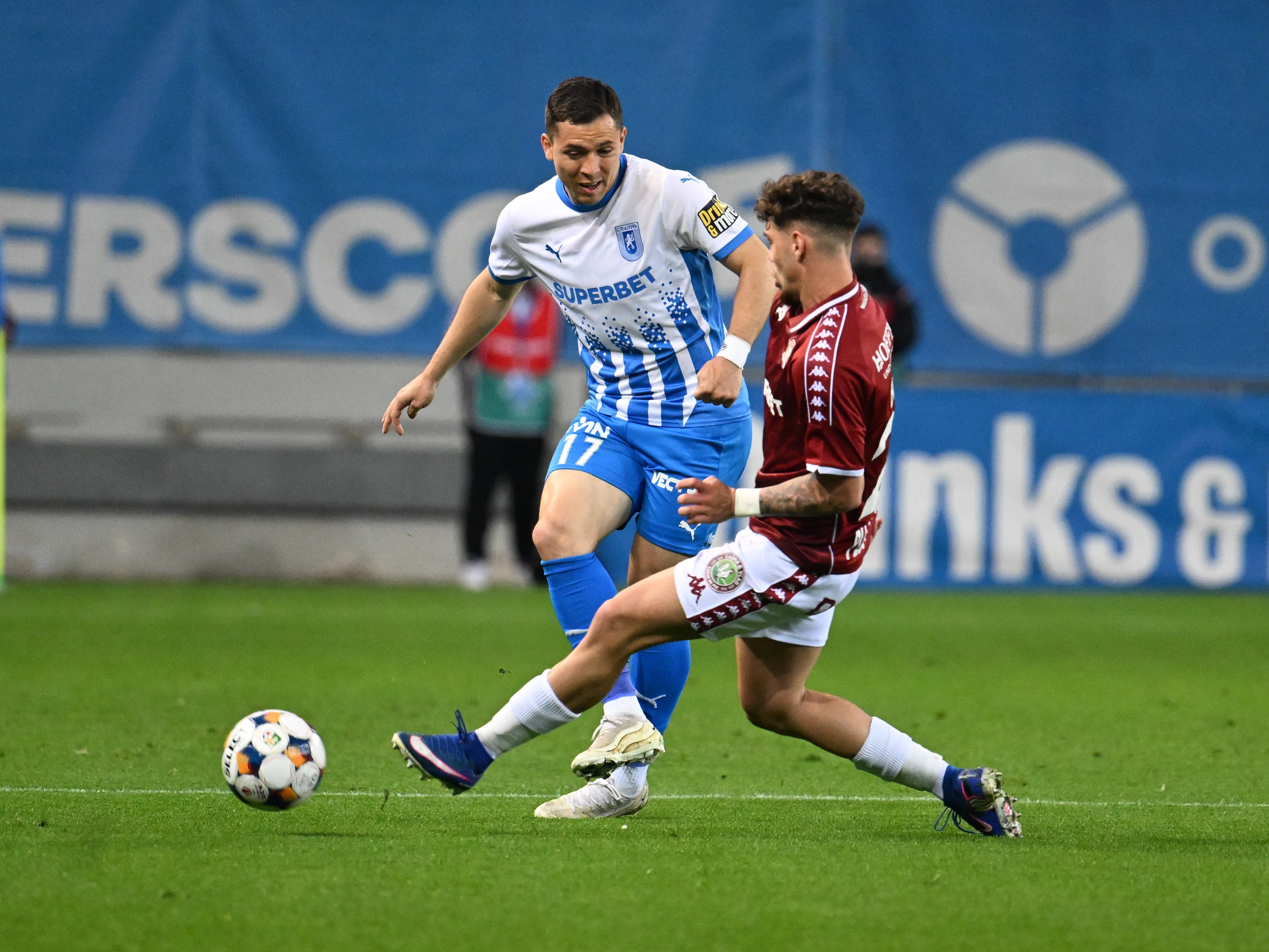 Universitatea Craiova - Rapid 0-0, ACUM! Meci tare pe ”Oblemenco”. Dobre, pe bancă