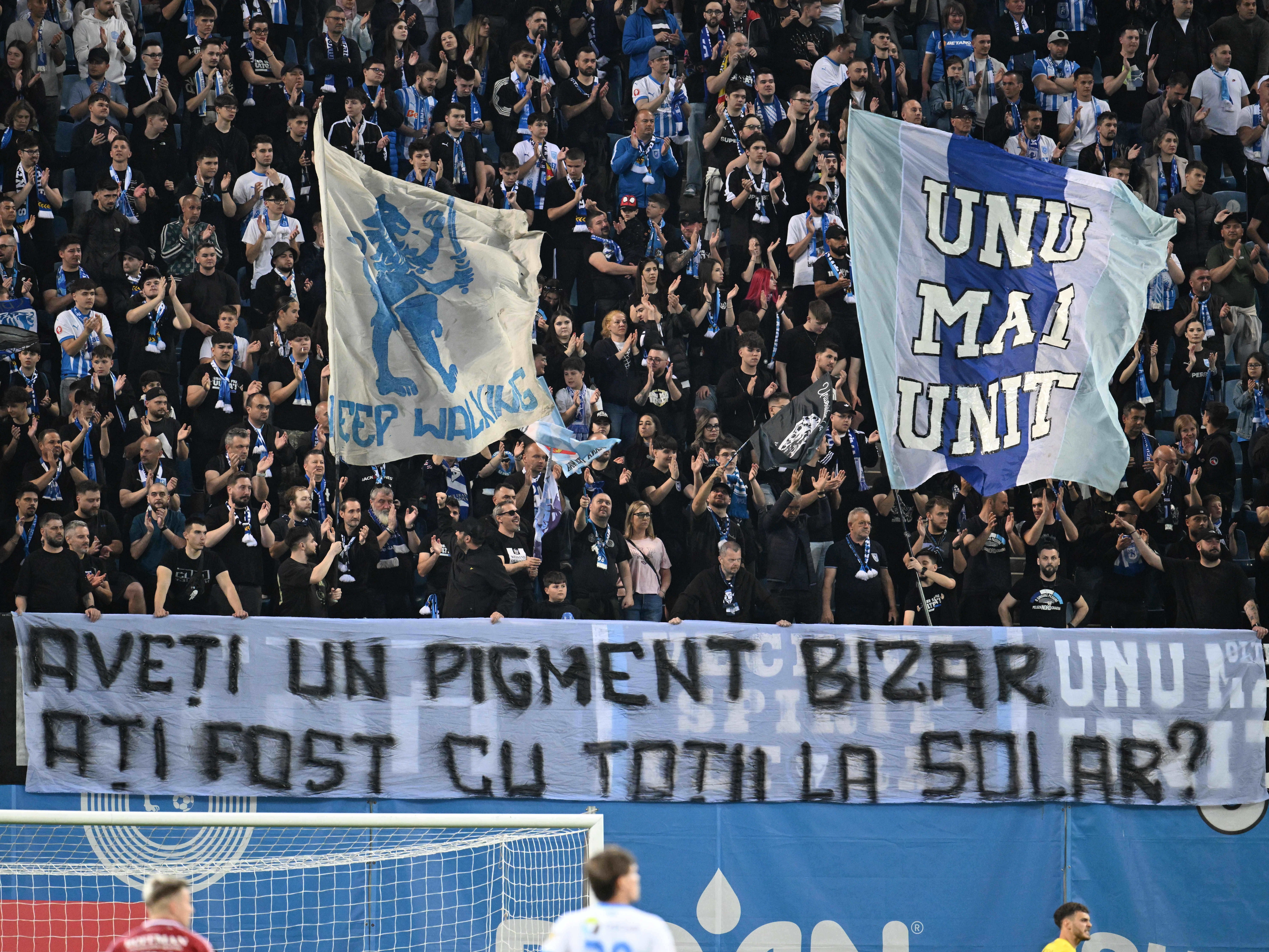 Spectacol grotesc în Craiova – Rapid: ce bannere au putut afișa oltenii, un atentat la bunul simț!