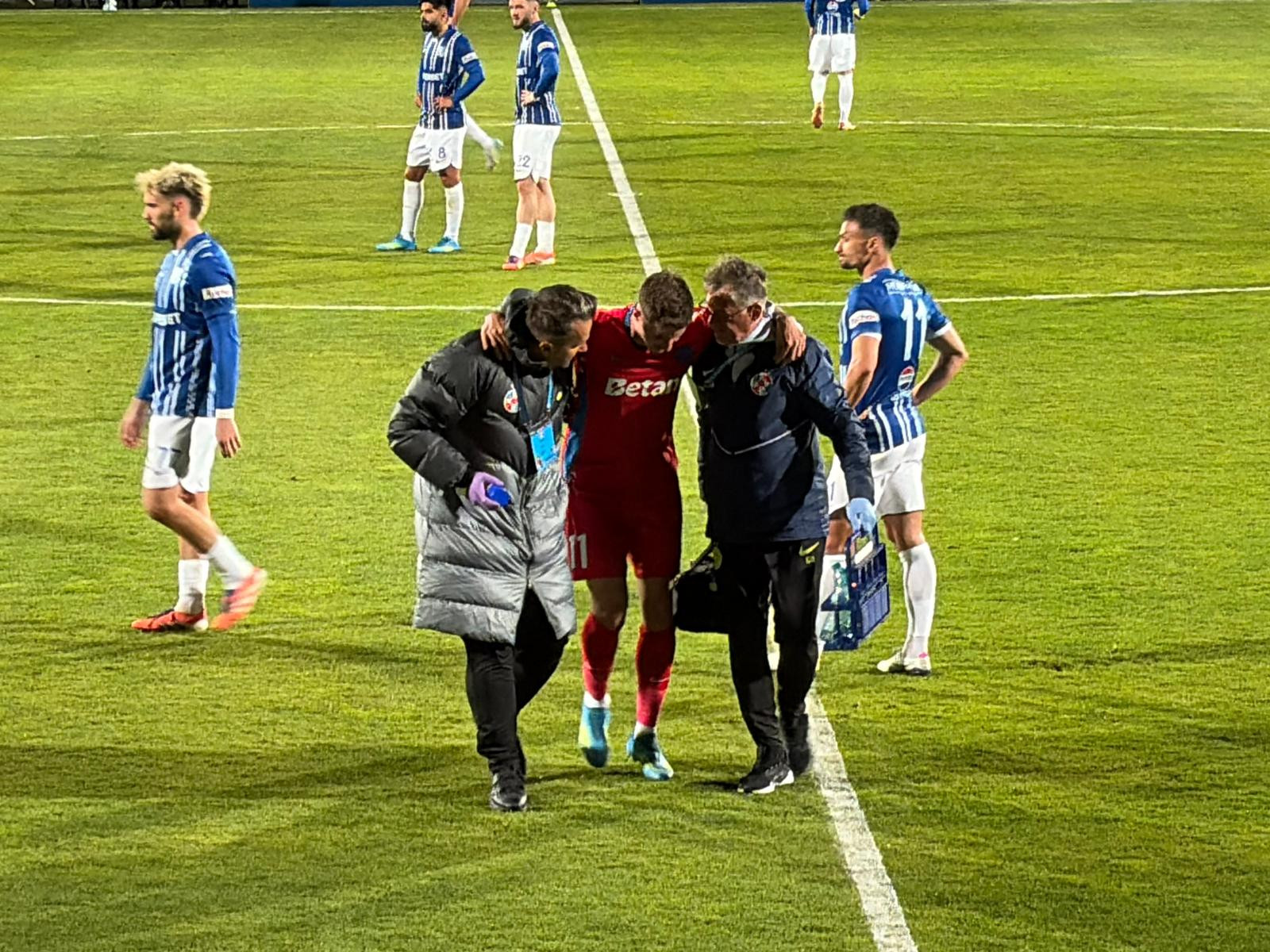 Panică la FCSB: poate rata barajul după o accidentare urâtă! Arbitrul a oprit imediat jocul
