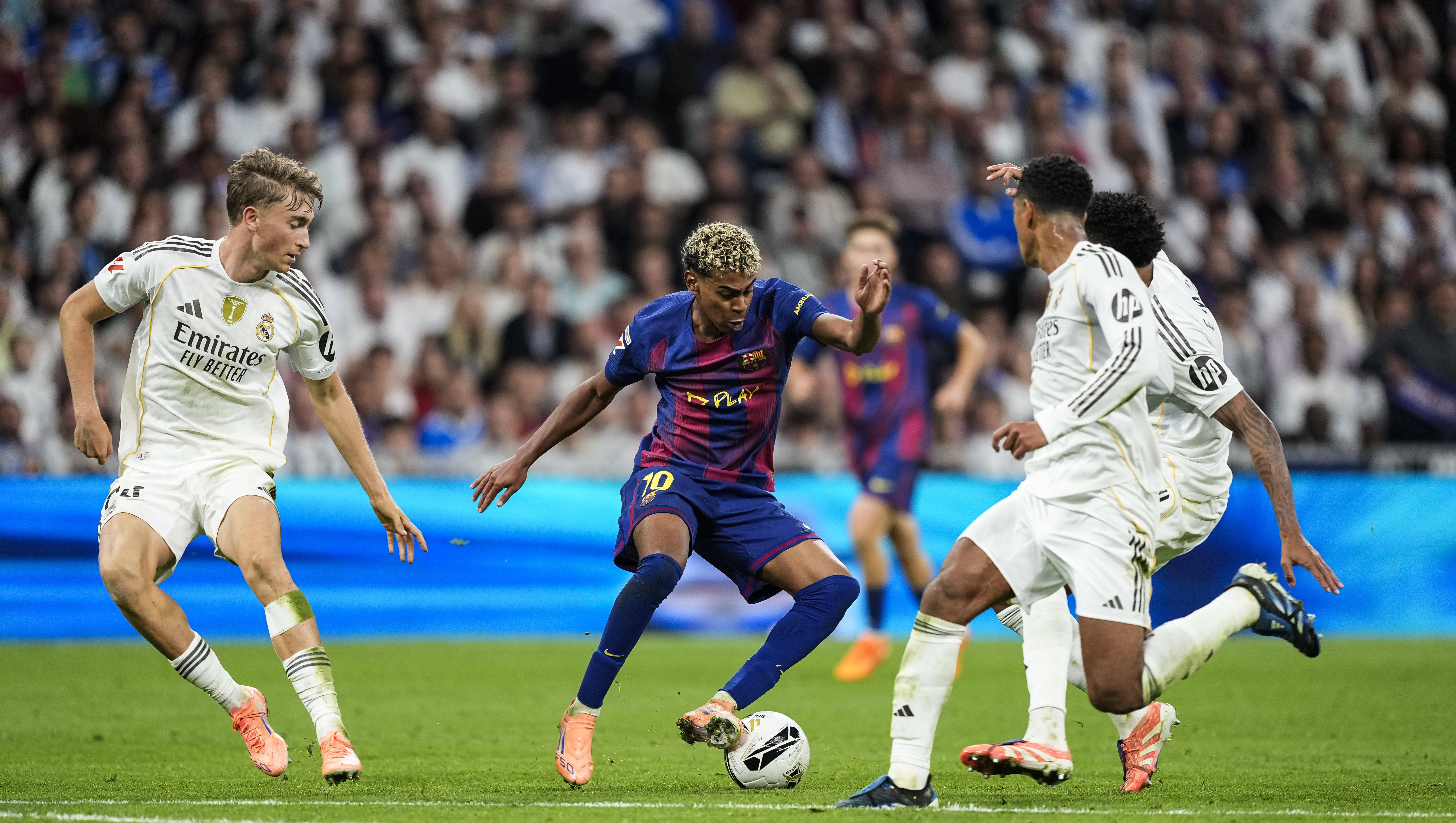 Când se joacă El Clasico: duelul FC Barcelona - Real Madrid, cu titlul din La Liga pe masă