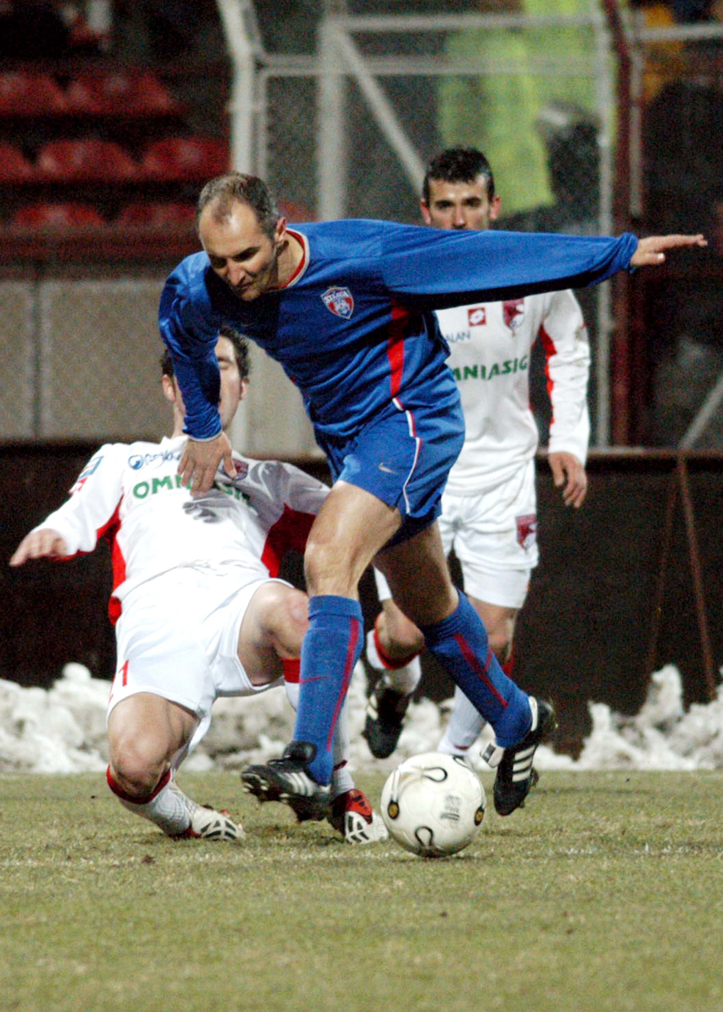 Dinamo bucuresti steaua bucuresti 2 4divizia a 23052003 1