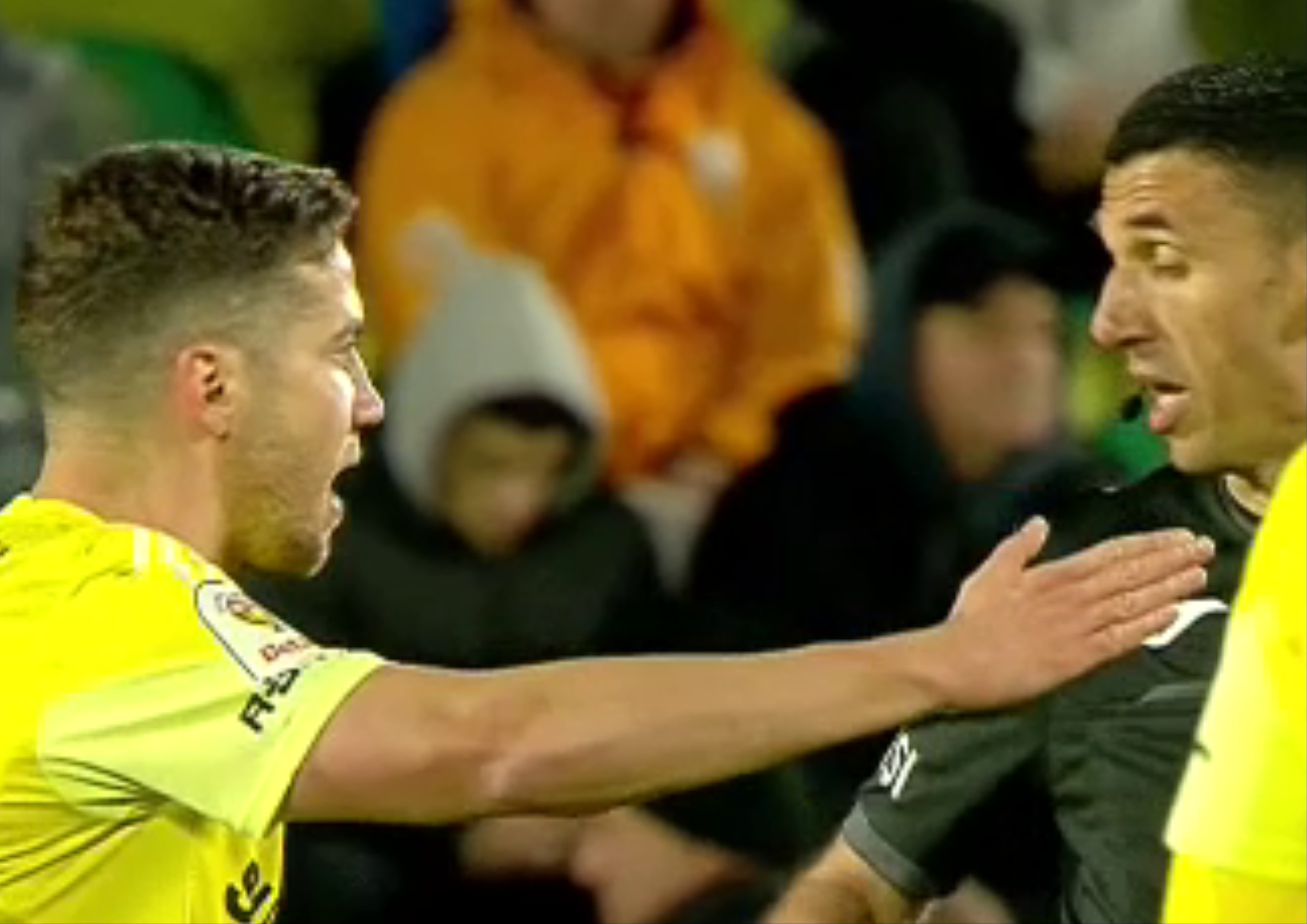 Fază cum rar se vede: Chipciu, galben în FC Argeș - U Cluj înainte ca arbitrul să fluiere startul