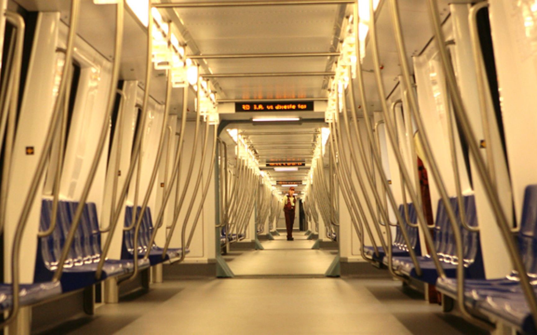 Metrorex: O bucată de tavan a căzut în tunelul de metrou, între stațiile 1 Mai și Jiului. Circulația e întreruptă