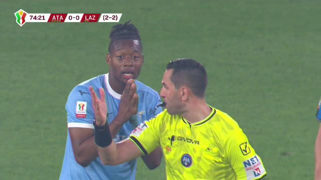 Fază tare în meciul care decide adversara lui Chivu: l-a implorat pe arbitru să-i dea penalty!