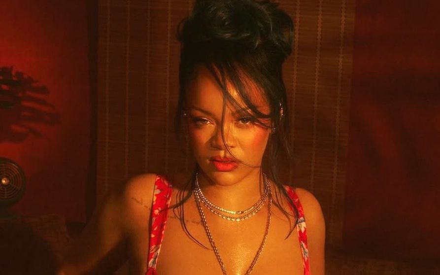Mamă a trei copii, zero inhibiții: Rihanna, în imagini care nu ar fi trebuit să părăsească dormitorul. Fanii: “E prea mult, e deja vulgar!”