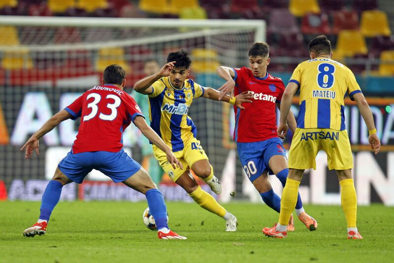 FCSB - Petrolul Ploiești, în play-out de la 20:30. Noul antrenor al campioanei, la debut