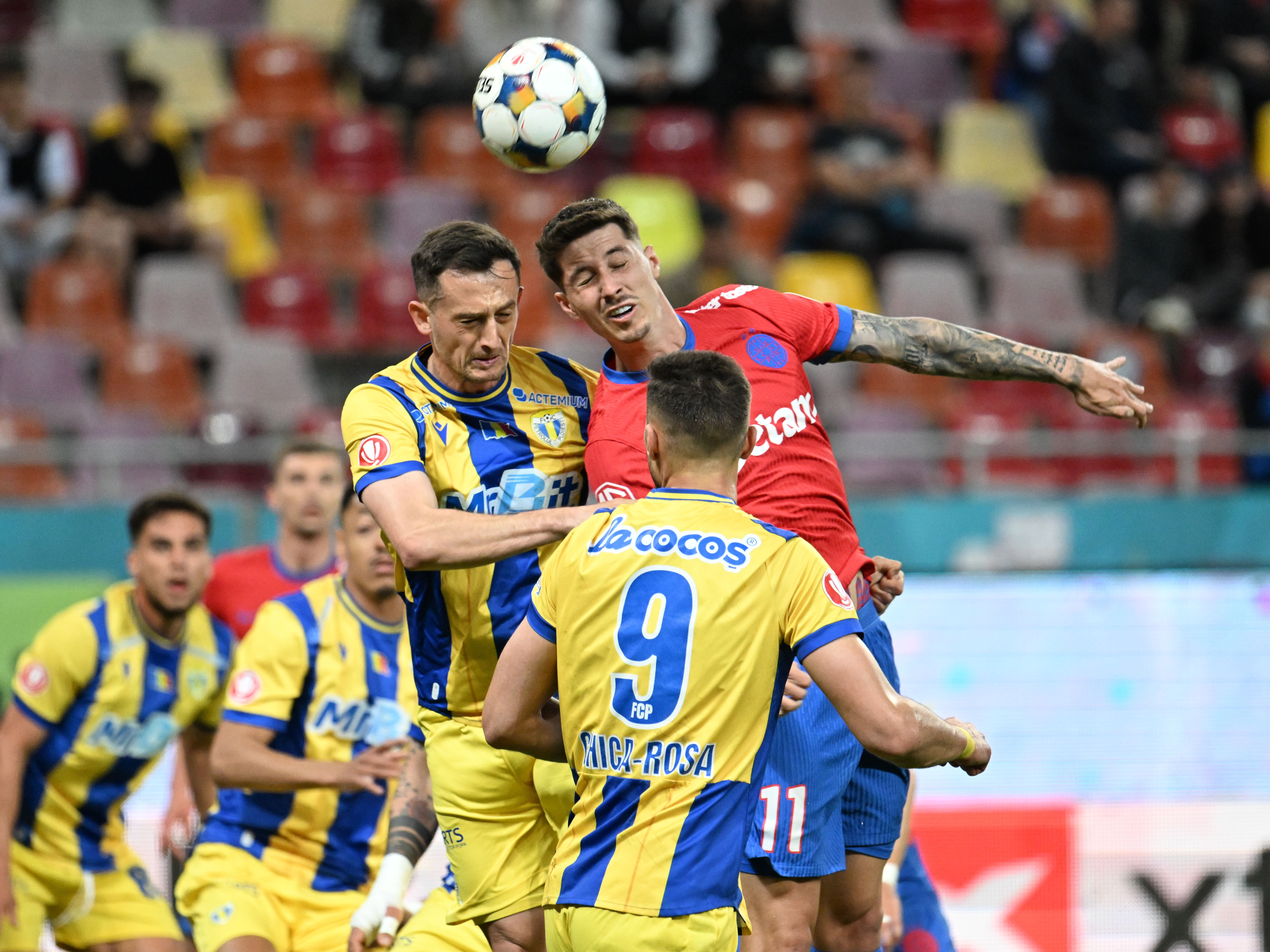 Au predat armele?! Bannerul afișat de fanii Petrolului la umilința administrată de FCSB pe Arena Națională