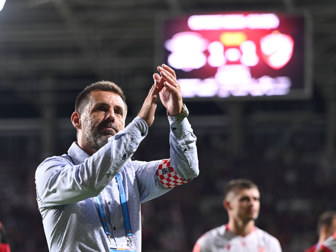 Antrenorul Zeljko Kopic discutând strategia echipei Dinamo fără cinci jucători accidentați înaintea derby-ului cu Rapid București | sursa foto: Sport.ro Antrenorul Zeljko Kopic discutând strategia echipei Dinamo fără cinci jucători accidentați înaintea derby-ului cu Rapid București | sursa foto: Sport.ro