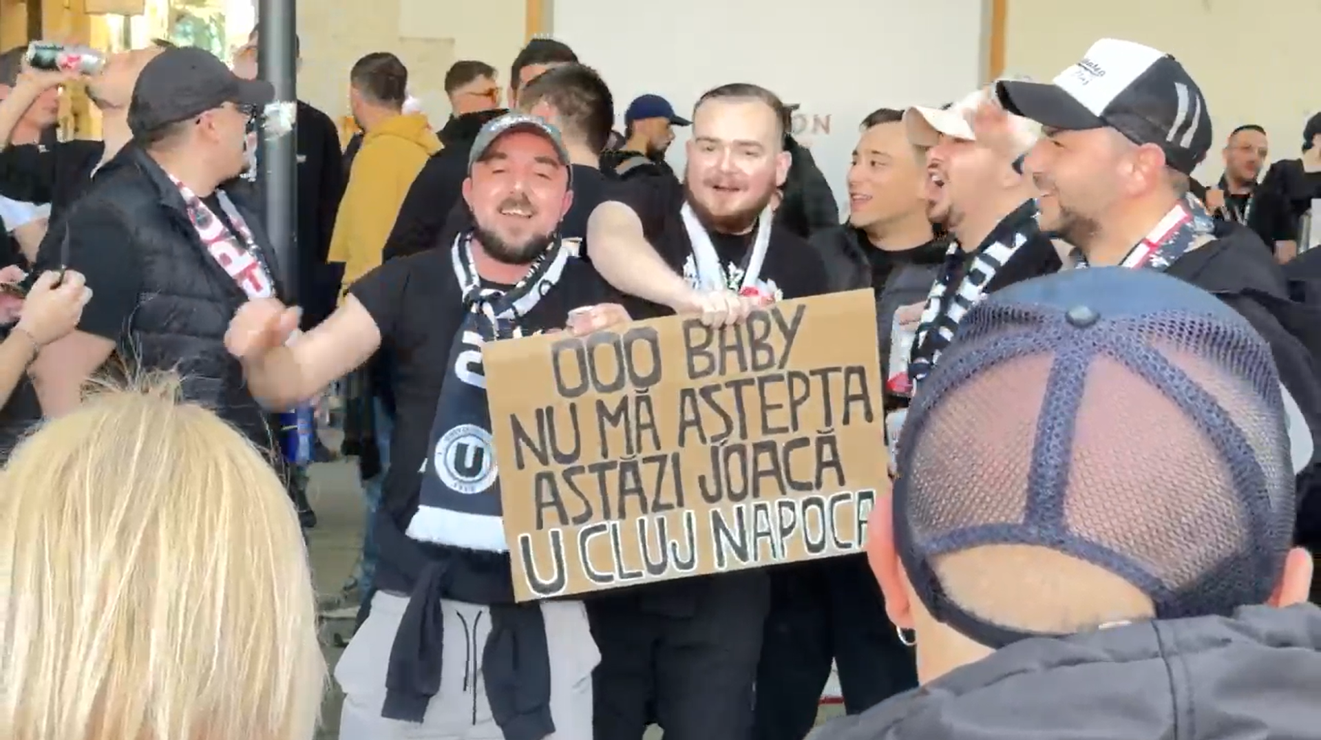 Clujul fierbe înainte de derby-ul CFR - „U”! Ultrașii au făcut show în inima orașului