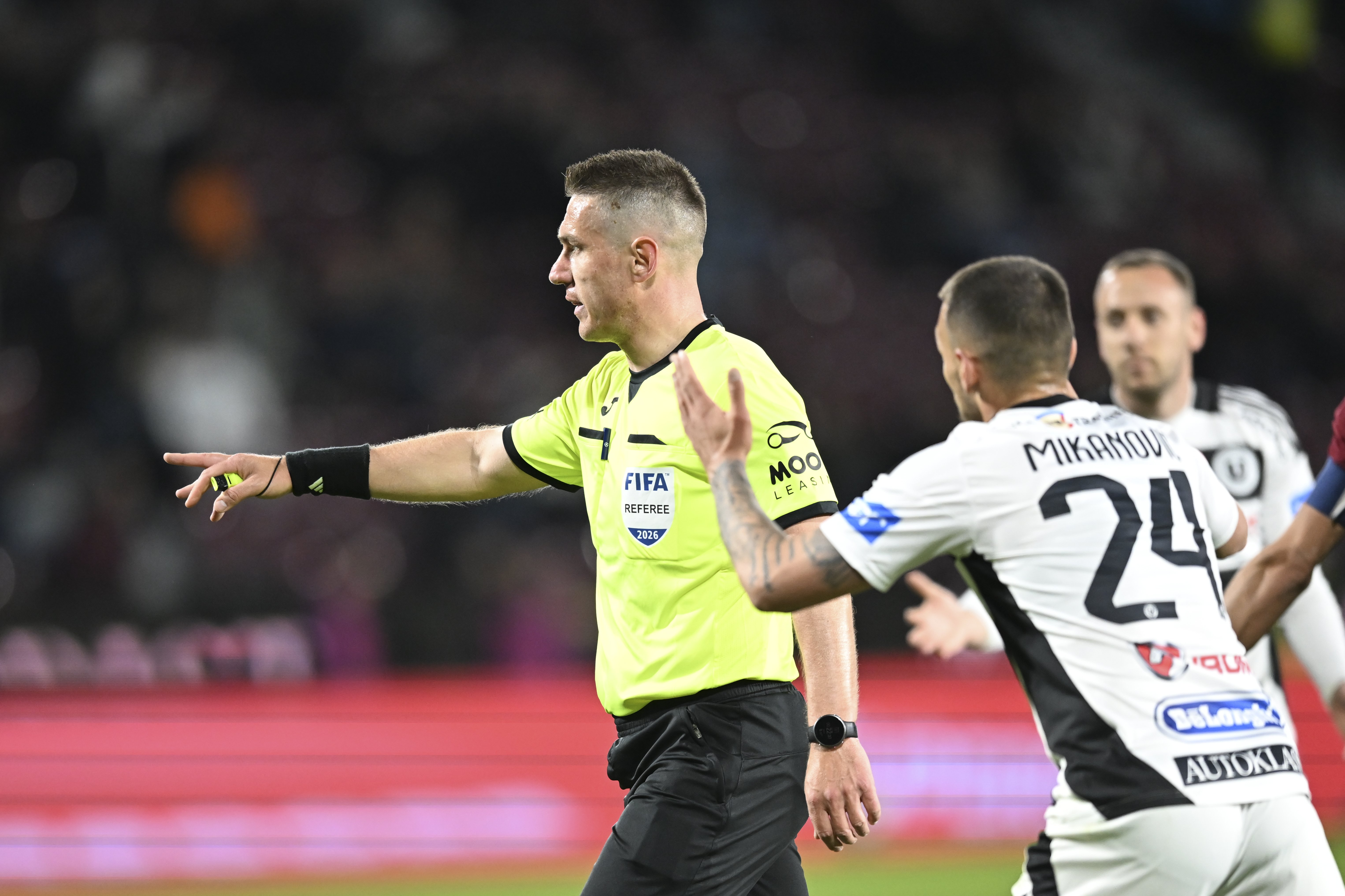Arbitrul Szabolcs Kovacs, acuzat după CFR - ”U” Cluj 1-0! L-a iertat de cartonaș roșu