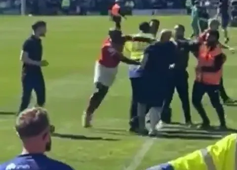 Scene incredibile în Anglia: Un jucător a făcut KO un fan pe teren, după promovarea dramatică a echipei