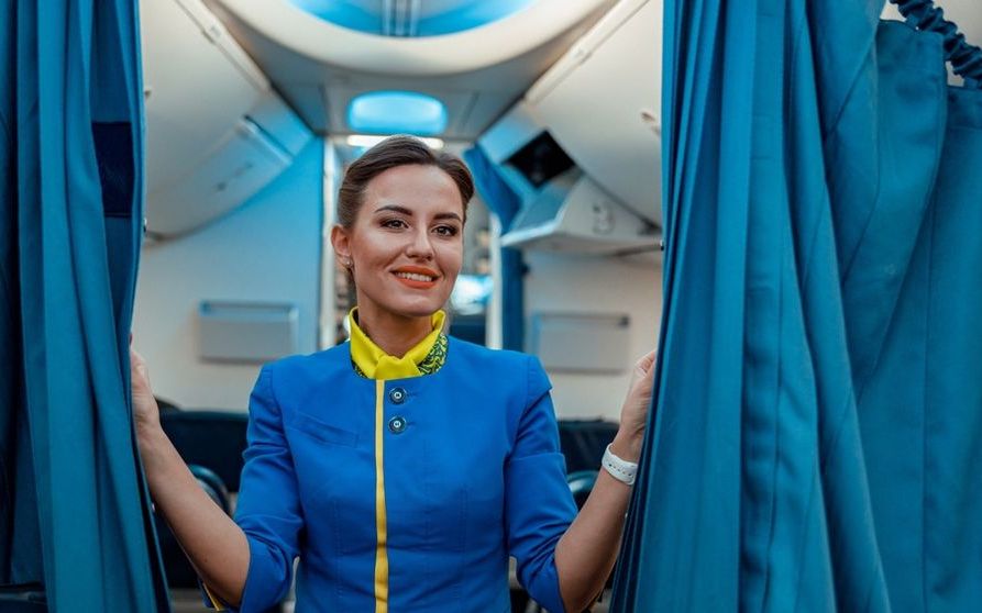 De ce însoțitorii de zbor saluta fiecare pasager în parte la îmbarcare. Secretul dezvăluit de o stewardesa: „Nu doar din politețe”