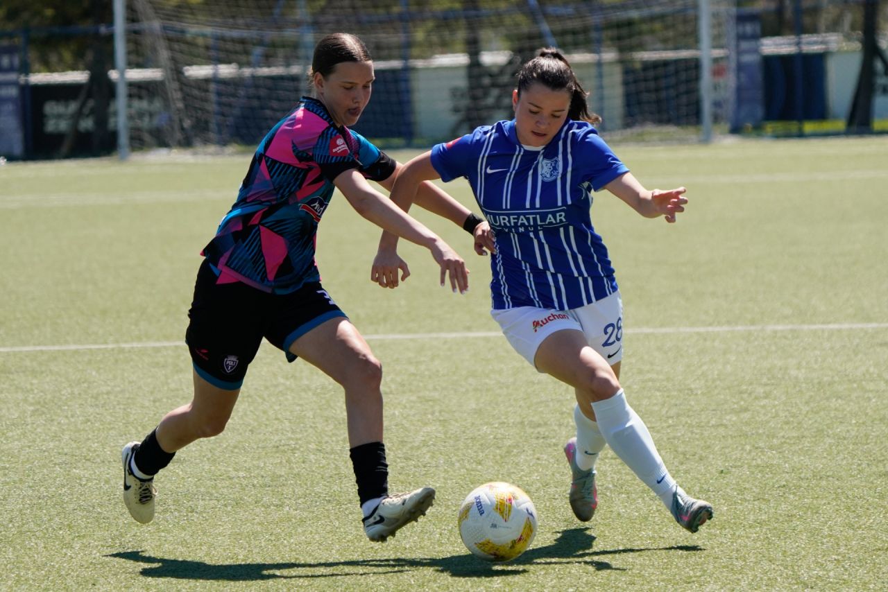 Jucătoare Farul Constanța sărbătorind goluri în meciul din play-off titlu al Superligii feminine pe stadionul propriu. | sursa foto: Sport.ro Jucătoare Farul Constanța sărbătorind goluri în meciul din play-off titlu al Superligii feminine pe stadionul propriu. | sursa foto: Sport.ro