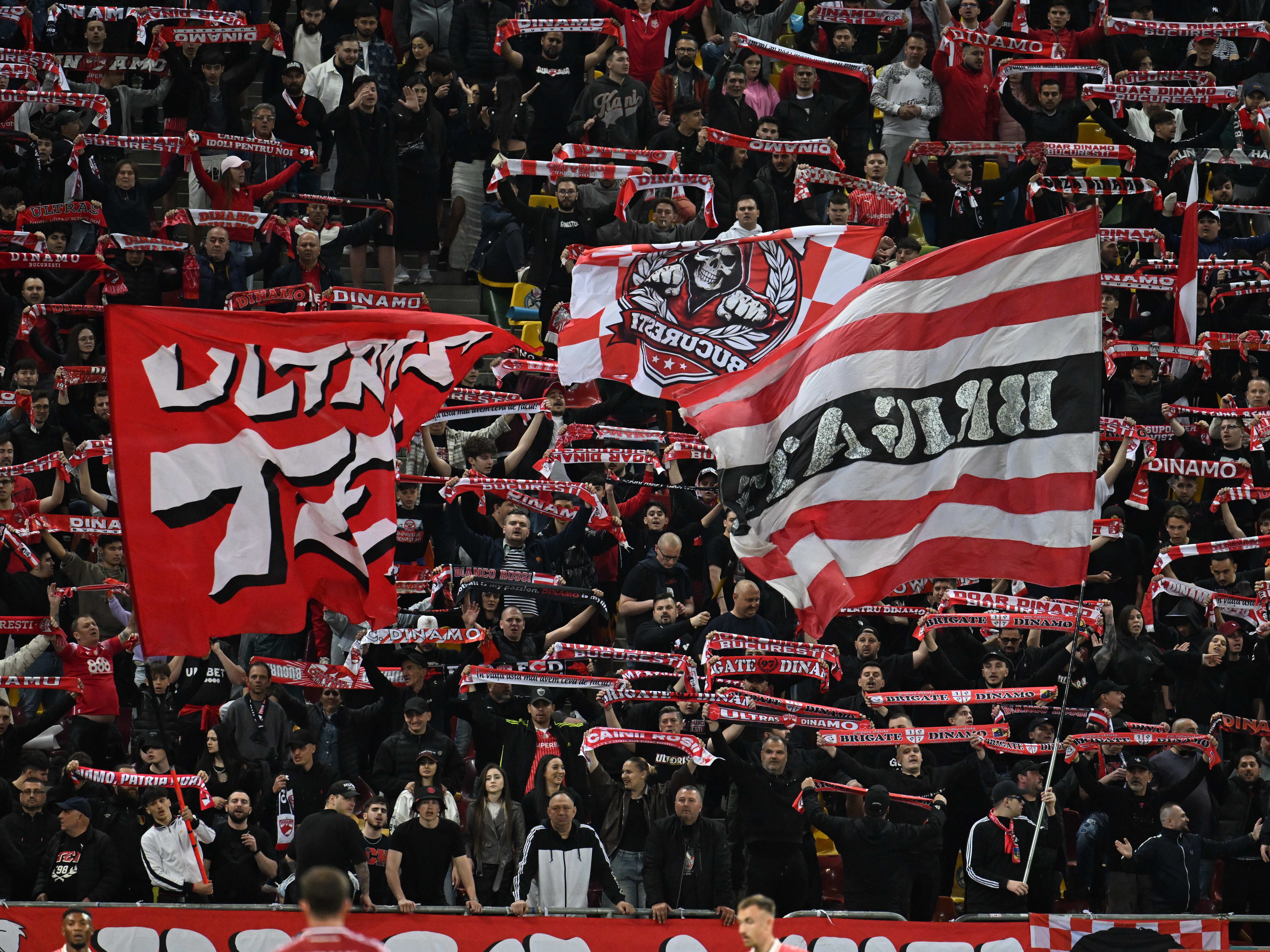 Derapaje rasiste din galeria lui Dinamo! Bannerele șocante afișate la derby-ul cu Rapid