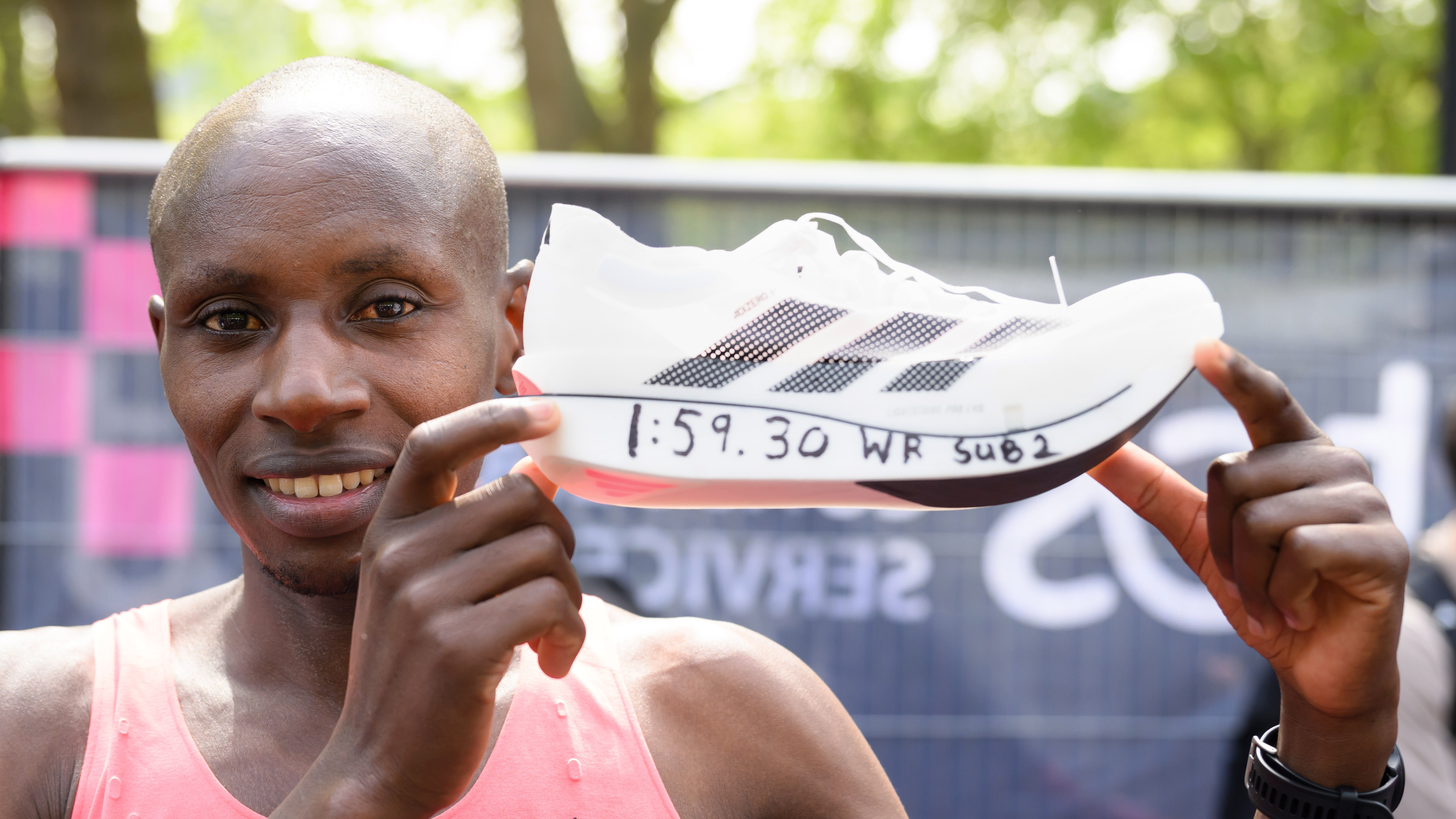 Ireal: cu ce viteză a alergat kenyanul care a terminat maratonul în sub 2 ore și ce a mâncat înainte