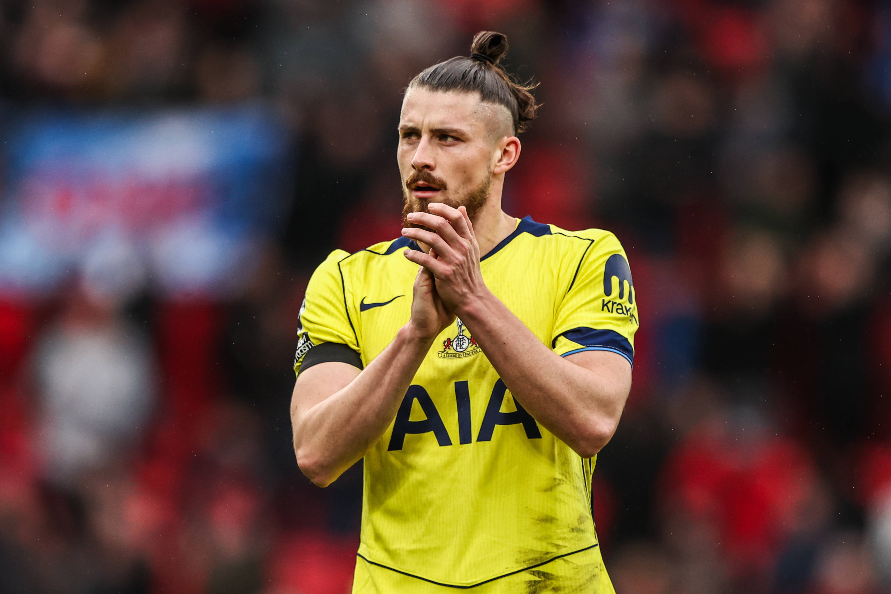 Tottenham i-a găsit înlocuitor lui Radu Drăgușin!