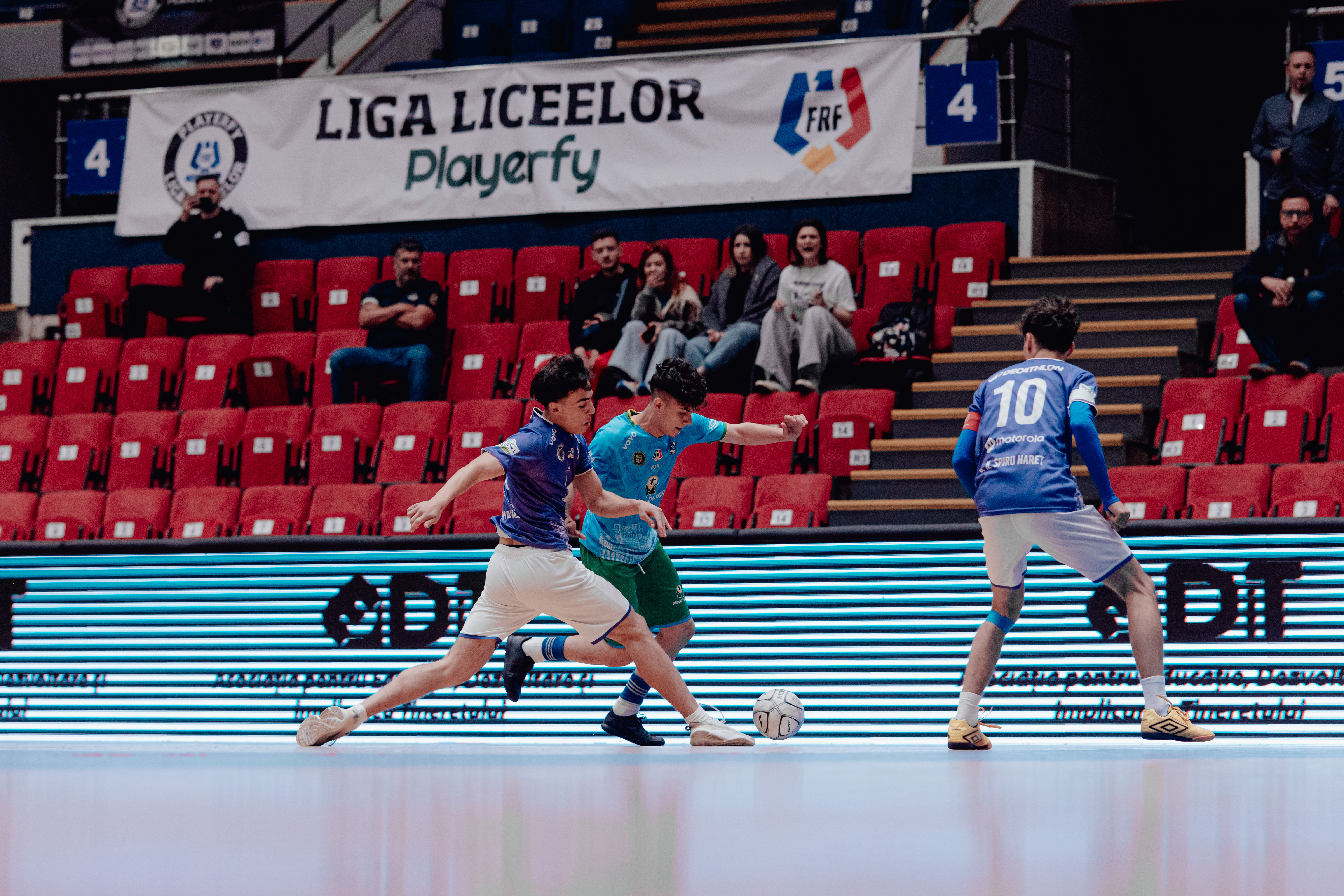 Atmosferă incendiară la Sala Polivalentă! S-au decis sferturile Ligii Liceelor Playerfy după o nouă zi spectaculoasă, trăită de peste 3.000 de liceeni