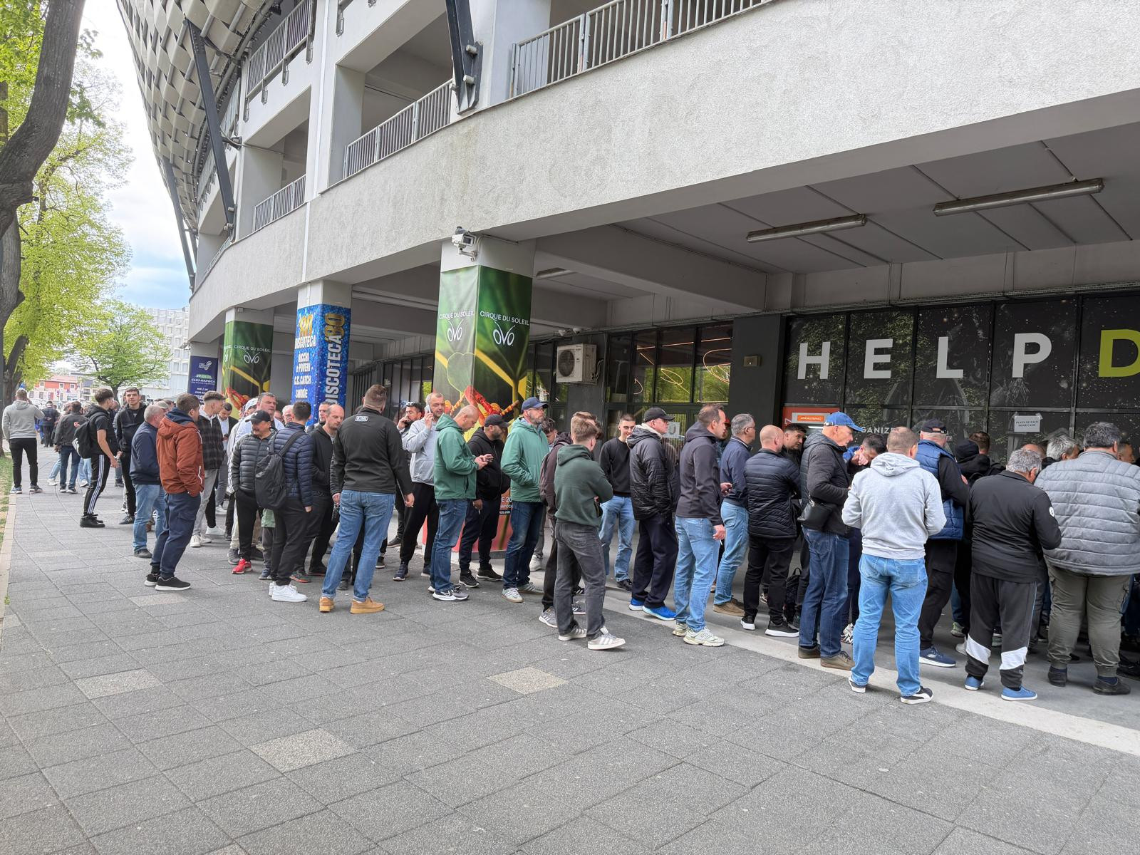 Biletele pentru finala Cupei României, vândute în timp record! Cozi uriașe și la Cluj Arena: fanii au venit cu 3 ore înainte