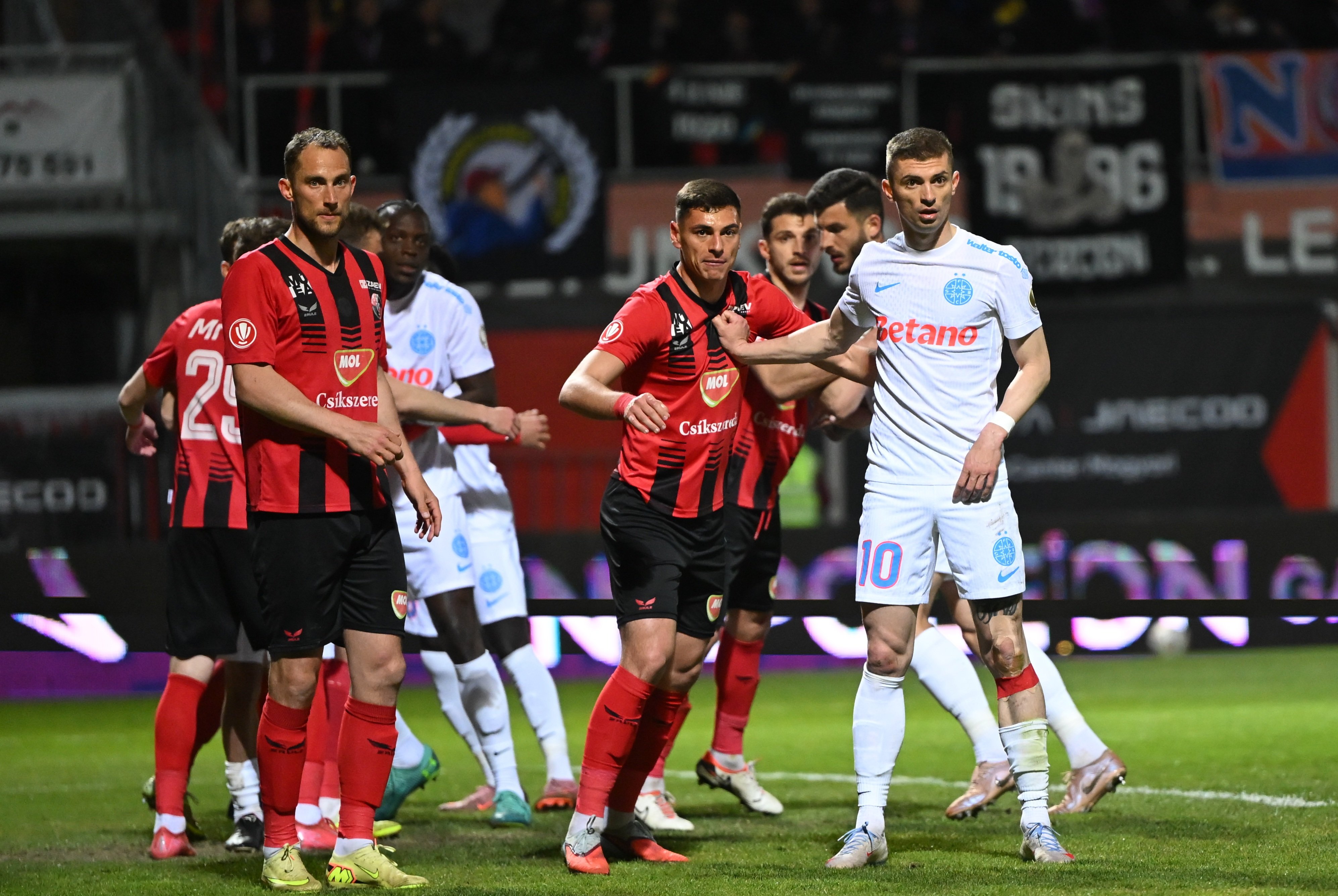 Lupta pentru barajul de Conference League, dată peste cap? Cum poate pierde FCSB primul loc + Csikszereda intră în joc