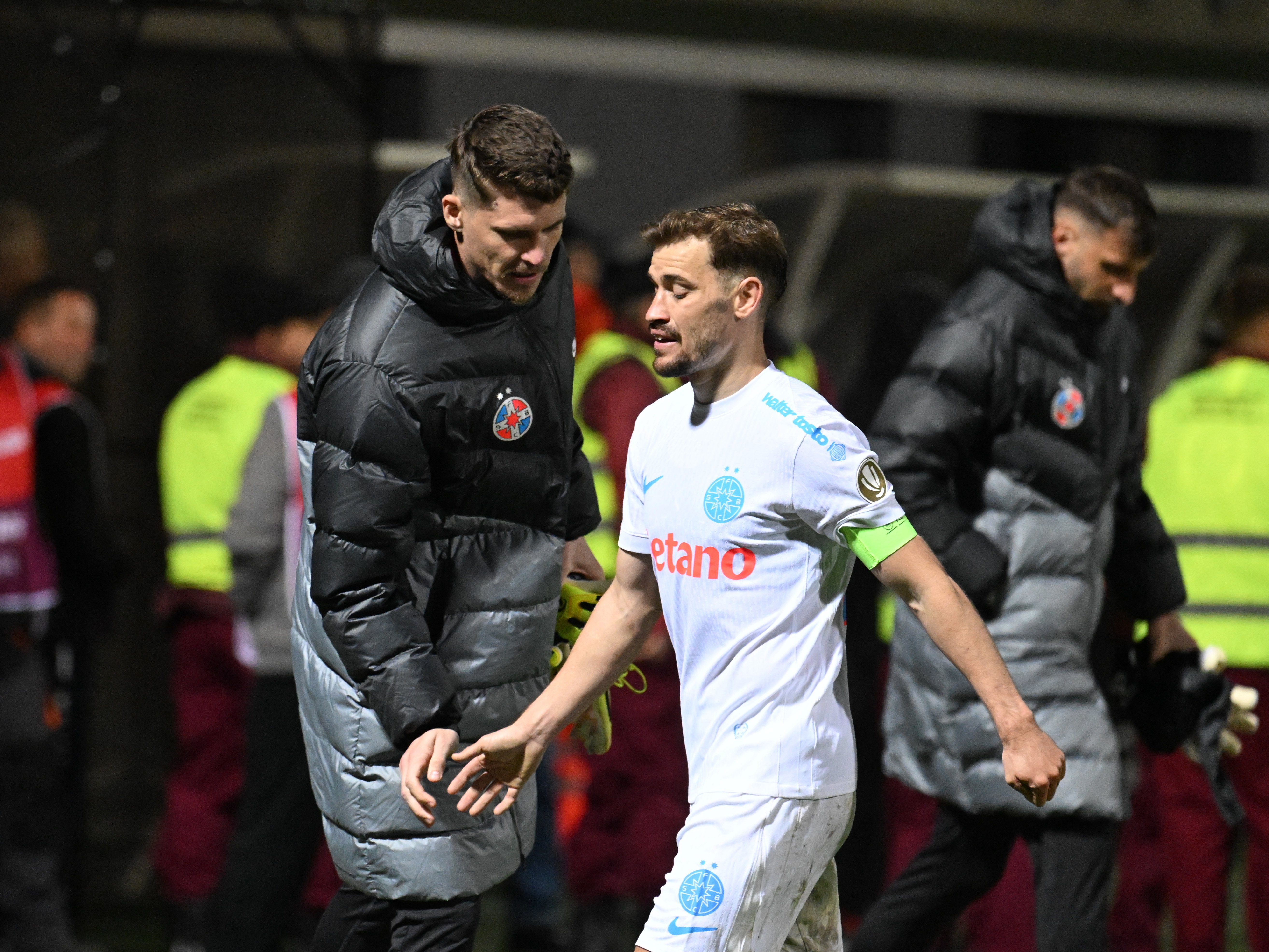 Darius Olaru își arată cu degetul adversarii după ce Csikszereda a învins-o pe FCSB
