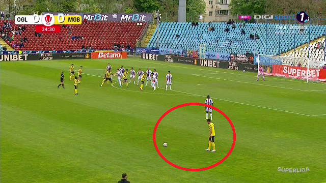 Ce excuție! Gol direct din lovitură liberă de la mare distanță în Oțelul - Metaloglobus