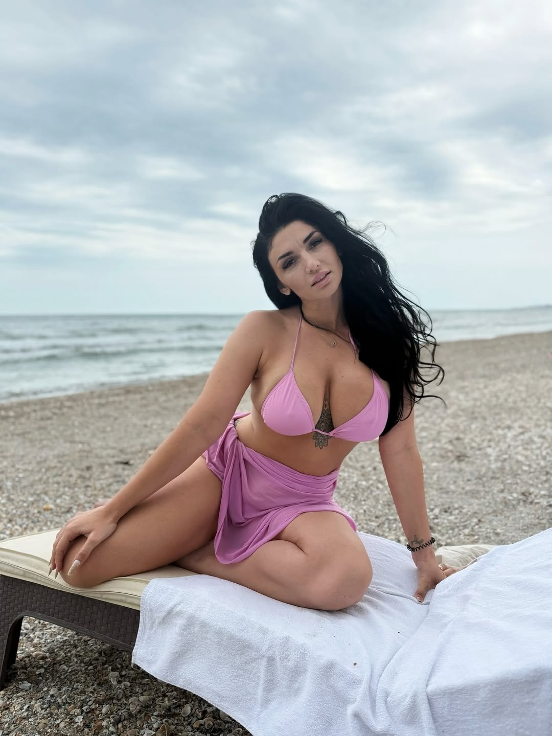 Mihaela Evi a stârnit panică în timpul unui meci! Leșinul frumoasei antrenoare a declanșat un scandal monstru