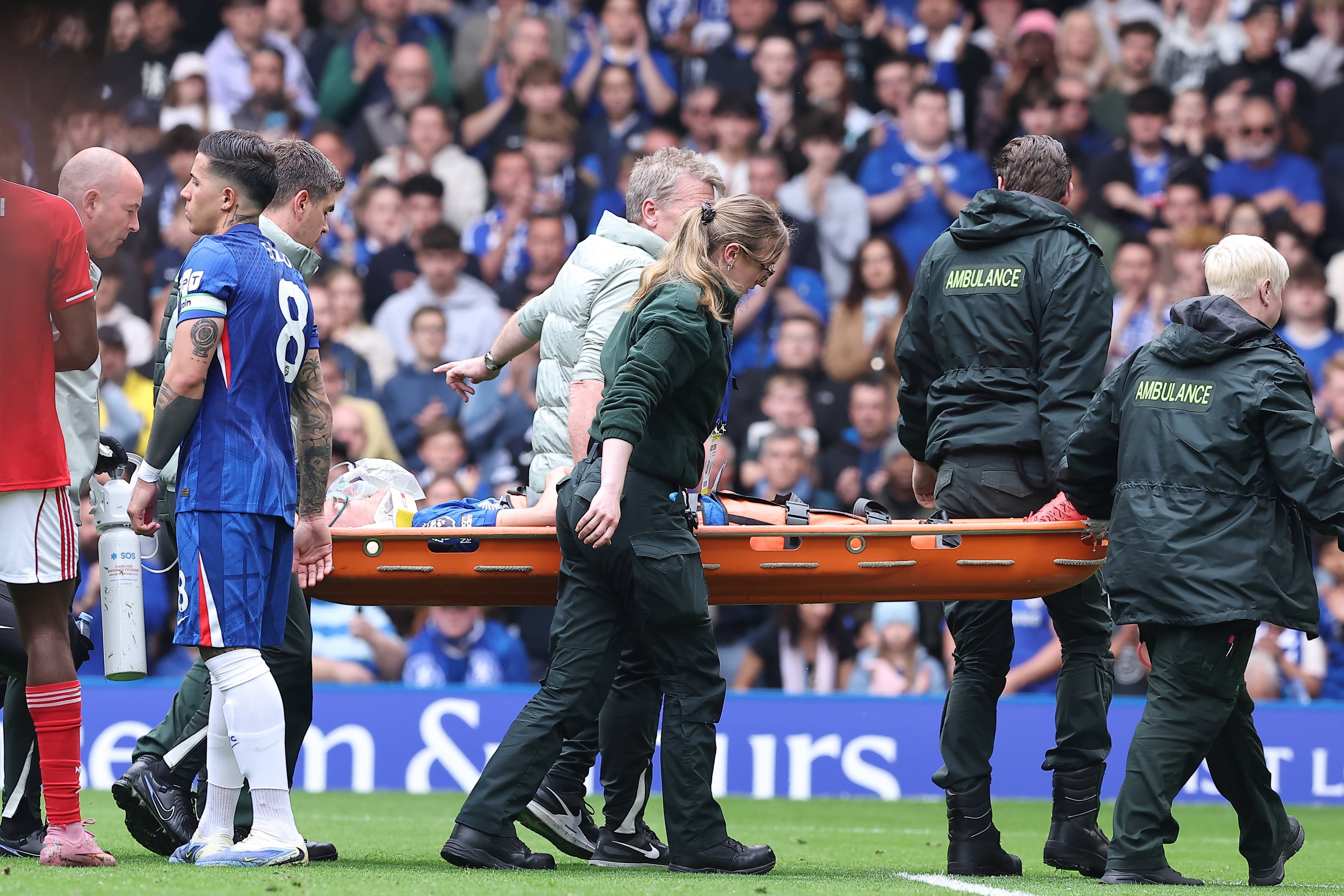 Momente de coșmar în Chelsea - Nottingham! Debutantul scos pe targă de pe teren a avut nevoie de oxigen
