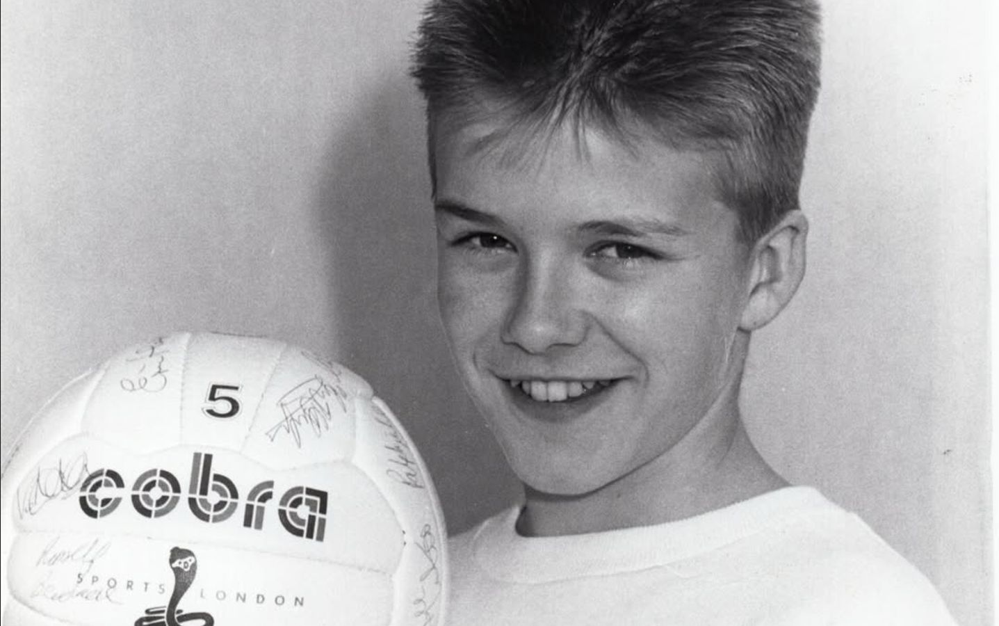 O minge de fotbal și un vis! Recunoști puștiul din imagine? Tocmai a împlinit 51 de ani și e o legendă a fotbalului