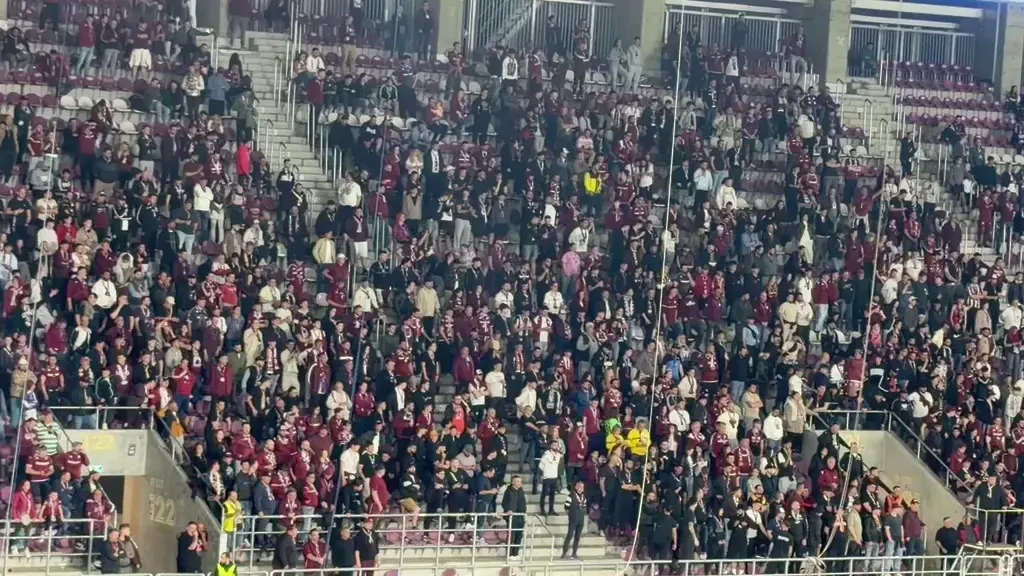 "Campionii, campionii", scandează ironic fanii lui Rapid, la meciul cu CFR Cluj