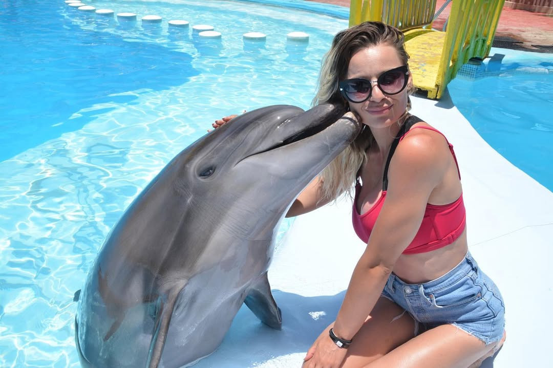 Cum a fost pentru Andreea Bujancă să înoate alături de un delfin: ”Recomand tuturor! Pentru mine a fost prima dată”