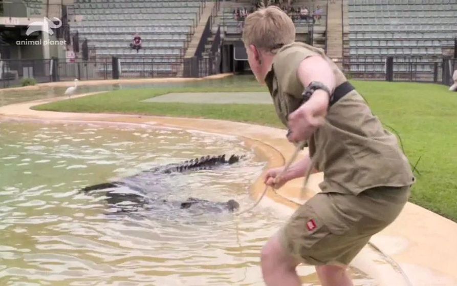 Robert Irwin, fiul ”Vânătorului de crocodili”, prins în ”răsucirea morții” de un crocodil de 4 metri și 325 kg