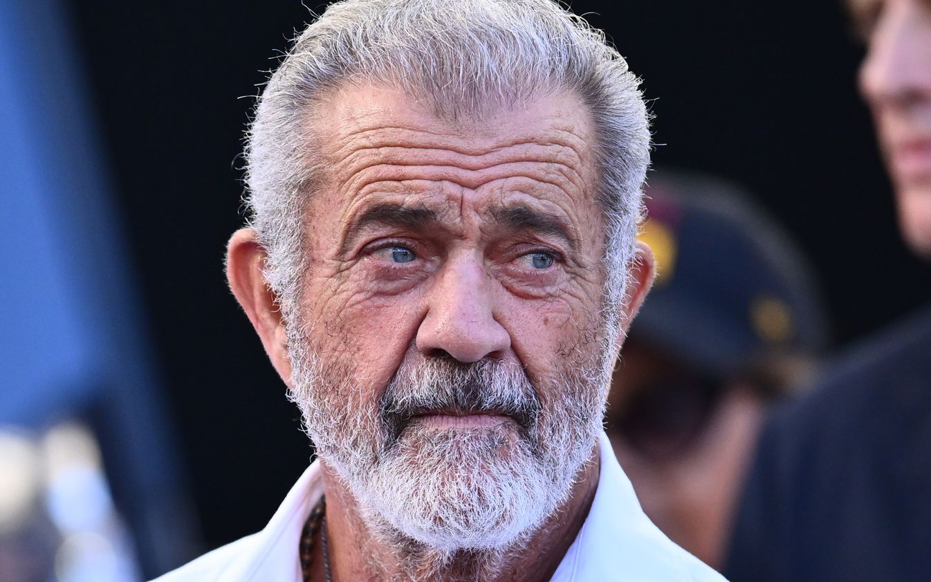 La 70 de ani, Mel Gibson are din nou iubită! Cine este blonda celebră de 44 ani, cu care s-a sărutat pătimaș pe străzile din Italia