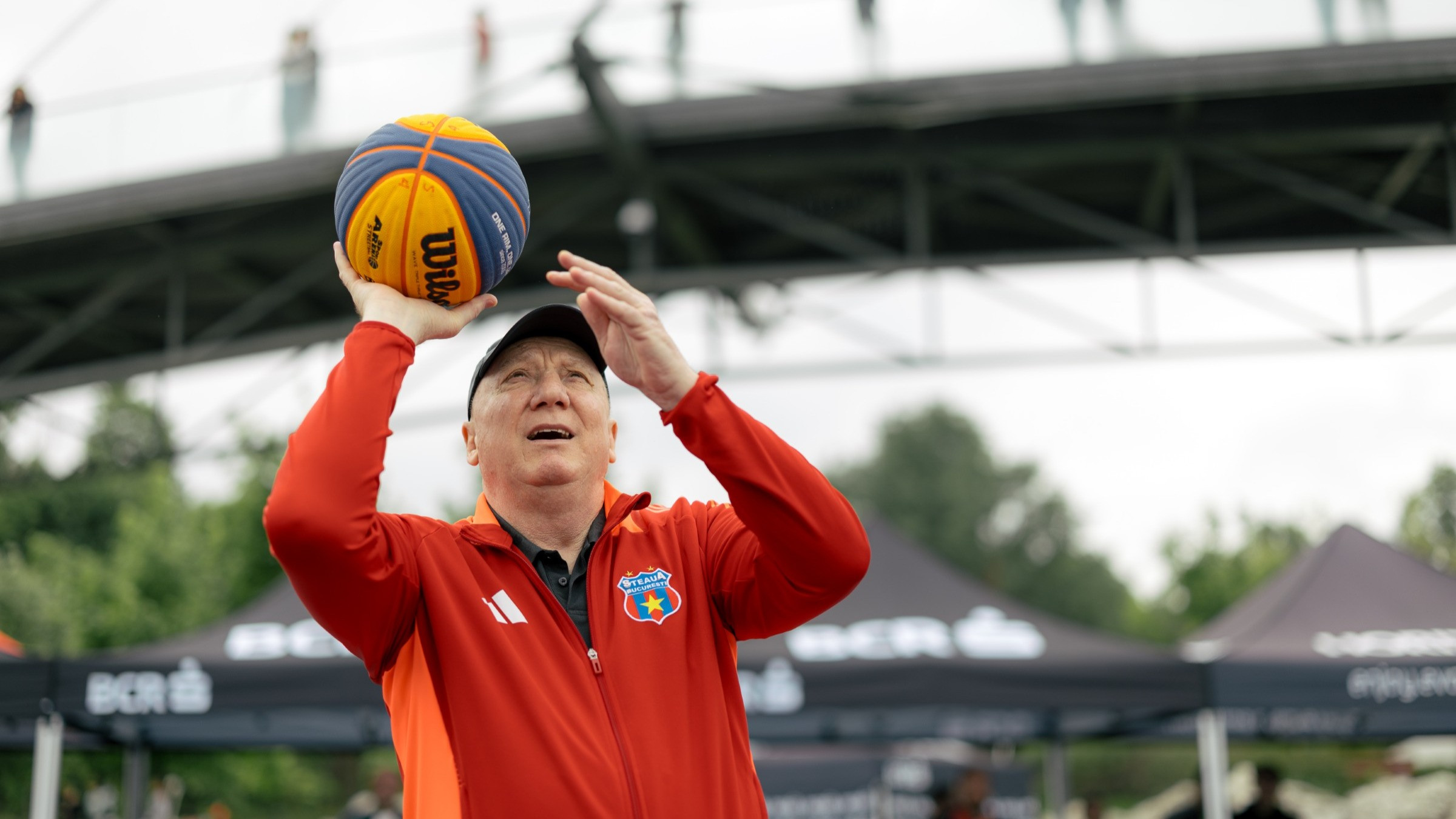 Slam-dunk acrobatic peste o mașină la BCR Sport Arena Streetball: festivalul de sport urban i-a adus pe eroii de la Sevilla pe terenul de baschet