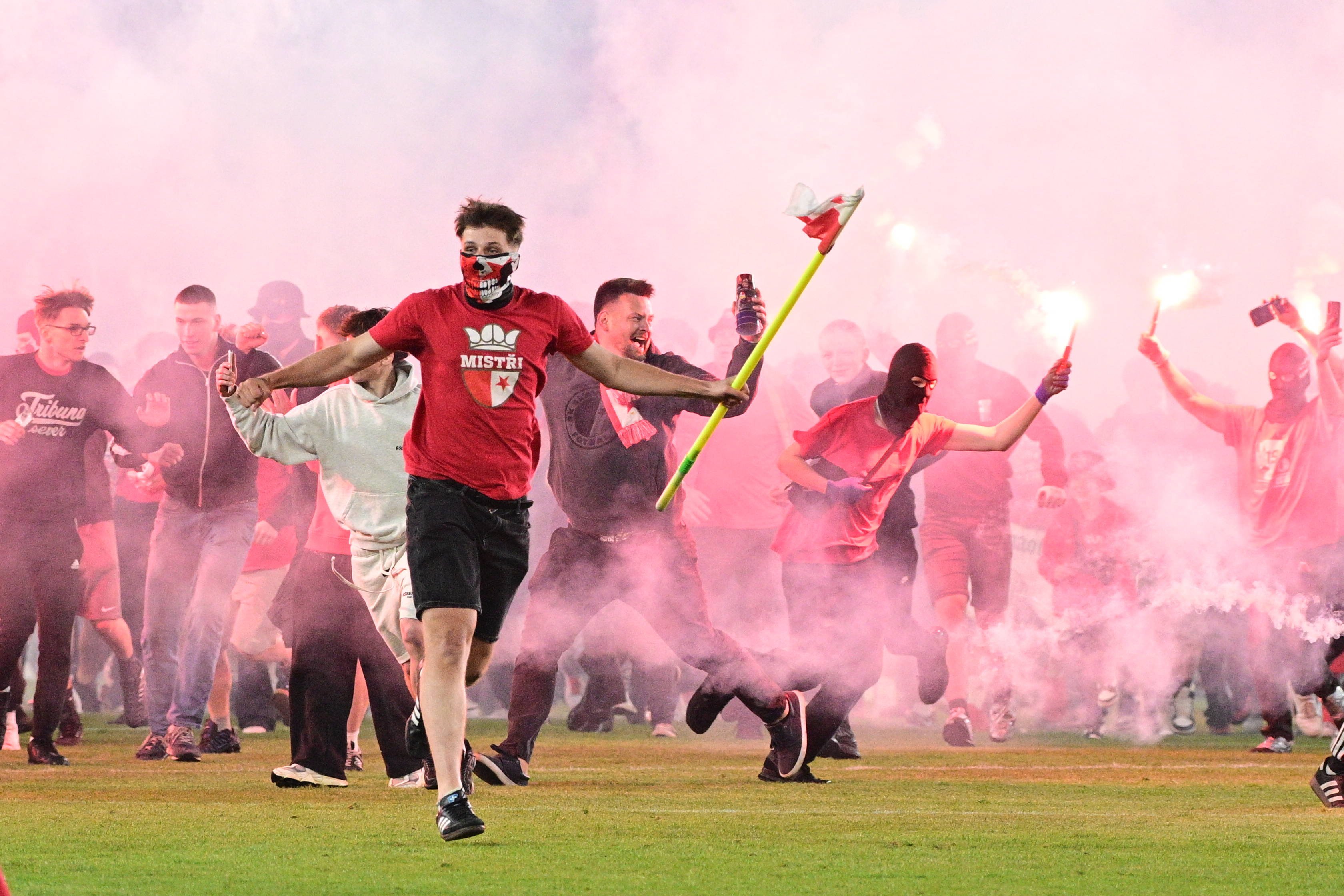 Sancțiuni uriașe după Slavia - Sparta și meci pierdut la masa verde! Lupta la titlu din Cehia, aruncată în aer