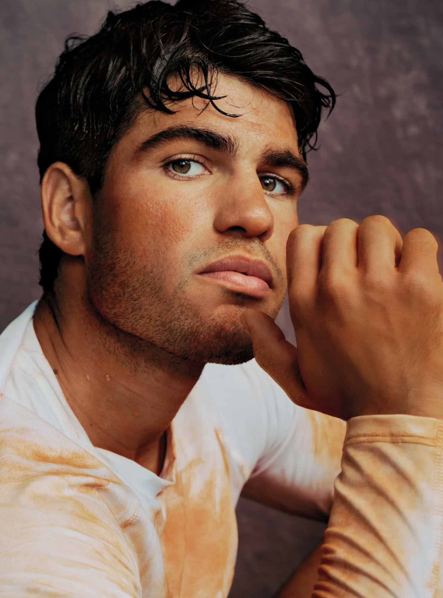 Carlos Alcaraz, apariție stranie în Vanity Fair: nu joacă la Roland Garros, dar s-a făcut una cu zgura