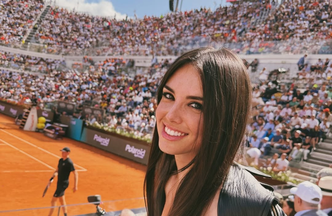 O prezentatoare TV și-a cucerit fanii după ce s-a fotografiat la Italian Open: ”Bărbații merg la război pentru femei ca tine”